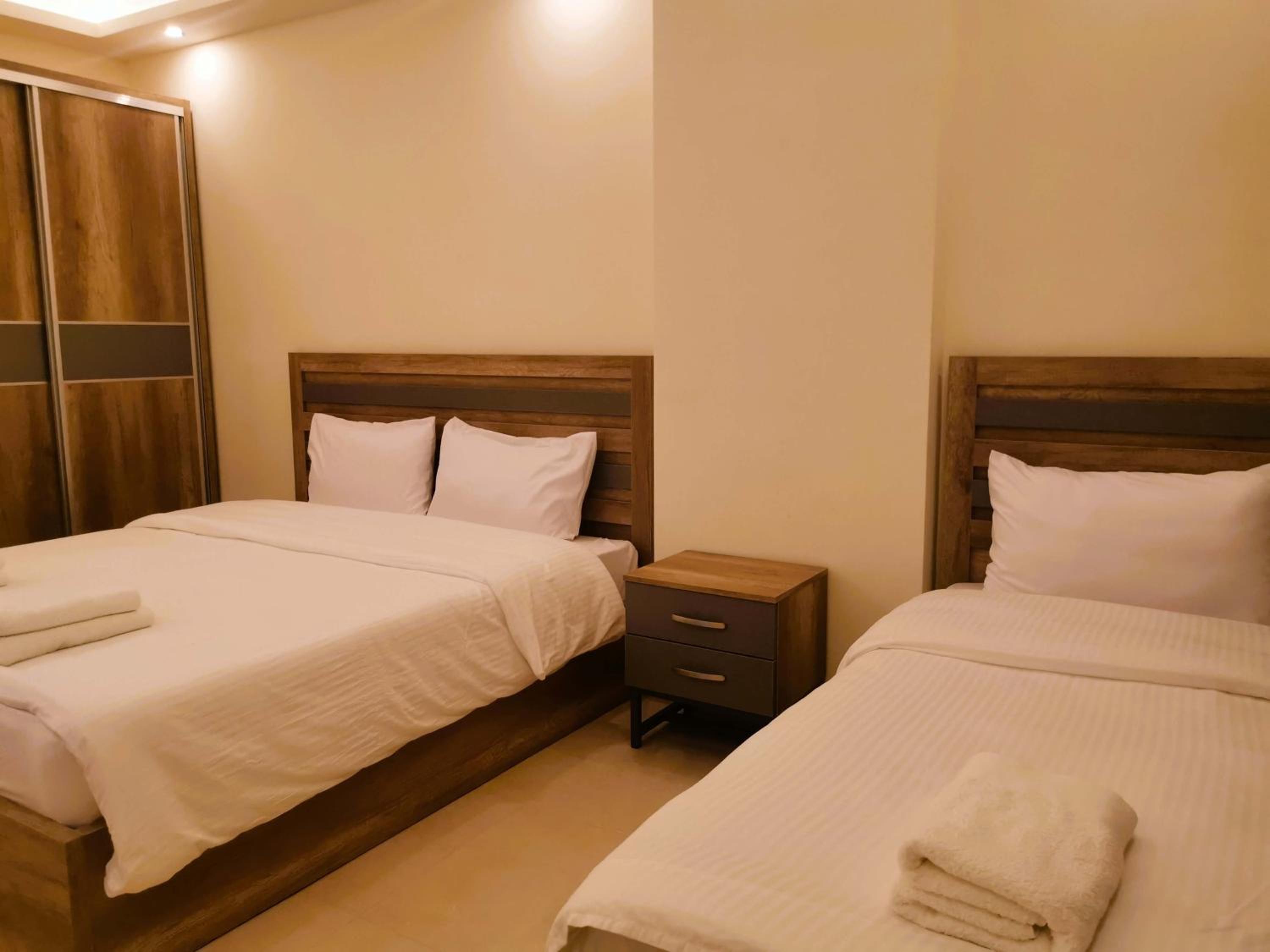 Double or Twin Room with Side Sea View - Photo 11
