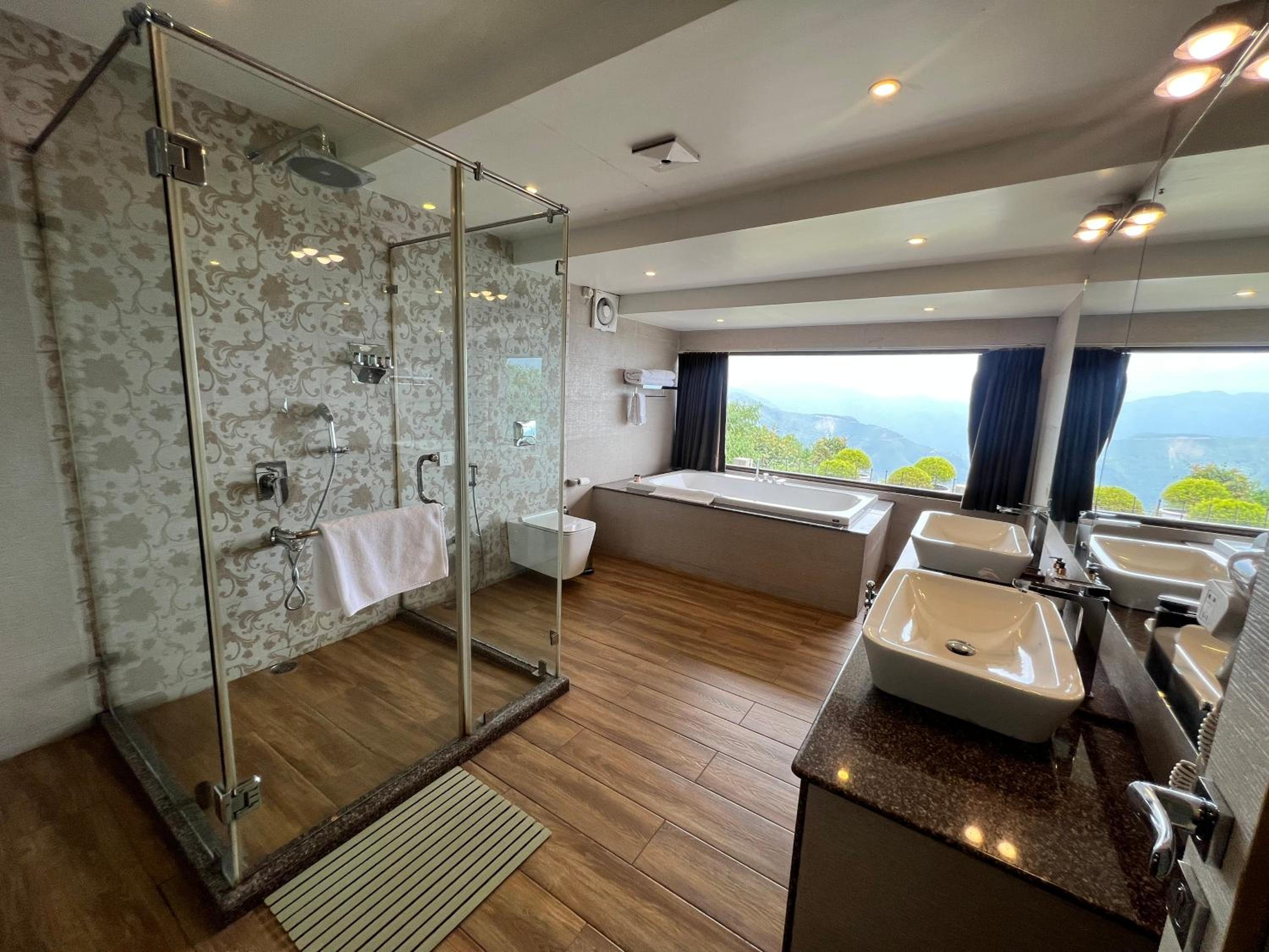 Superior King Suite photo 3