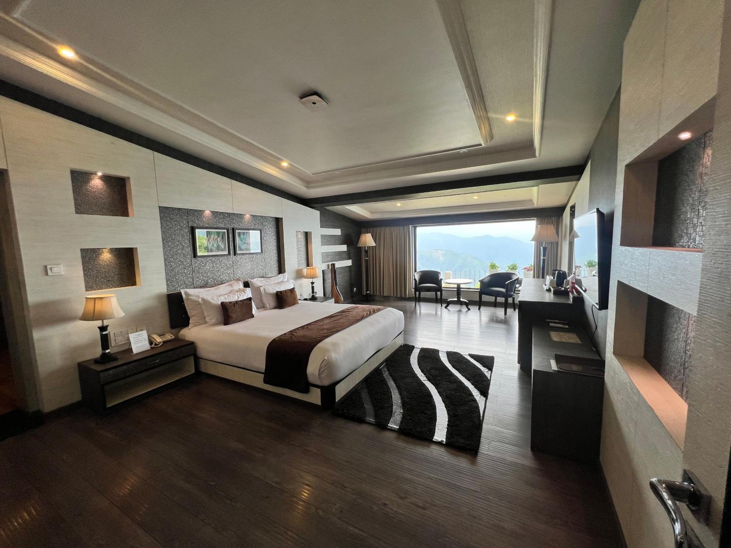 Superior King Suite photo 1