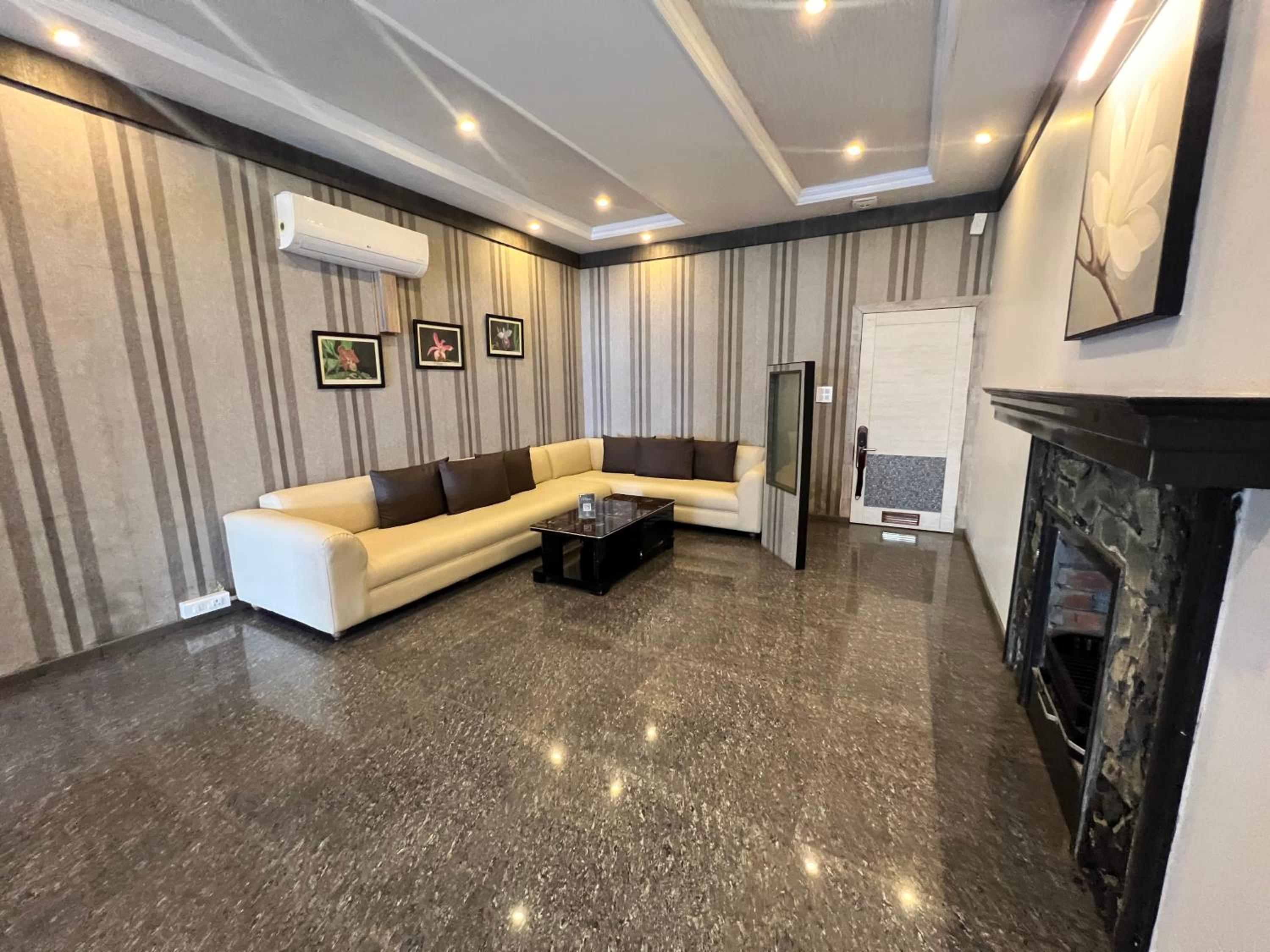 Superior King Suite photo 2
