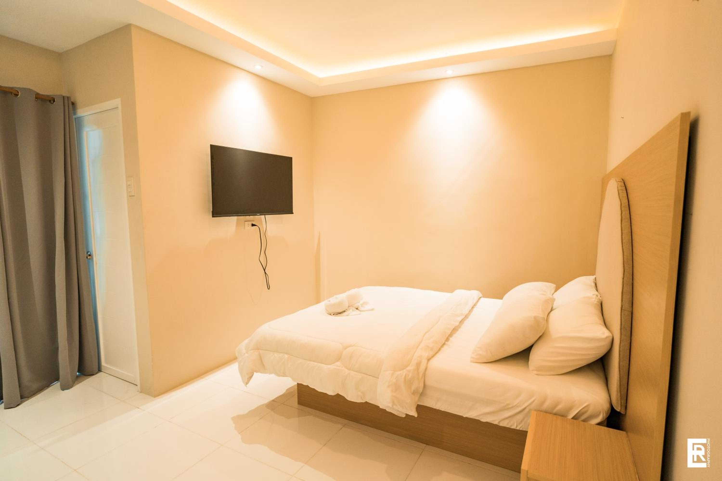 Standard Queen Room - Photo 8