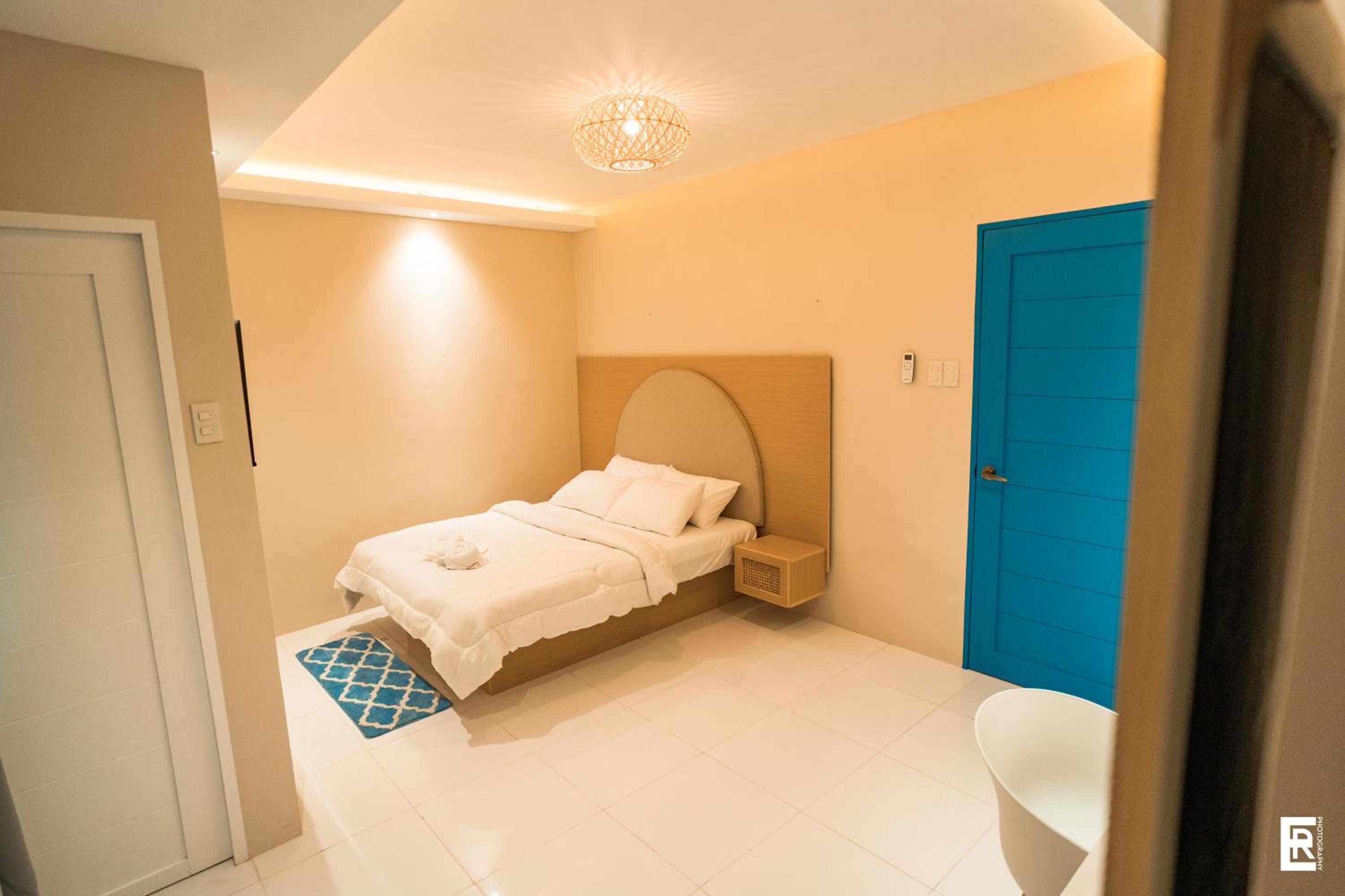 Standard Queen Room - Photo 12