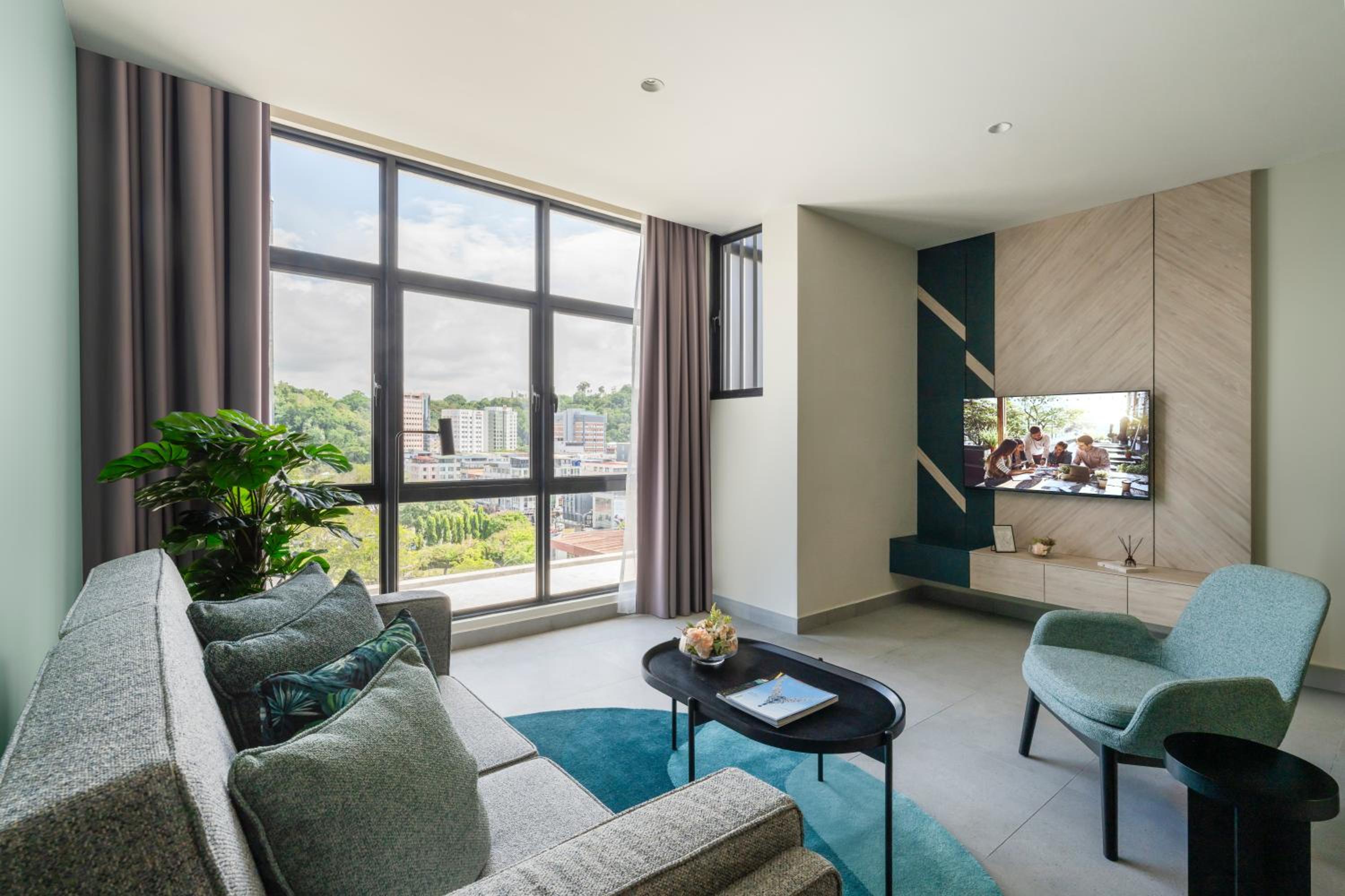 One Bedroom Premier Queen - Photo 2
