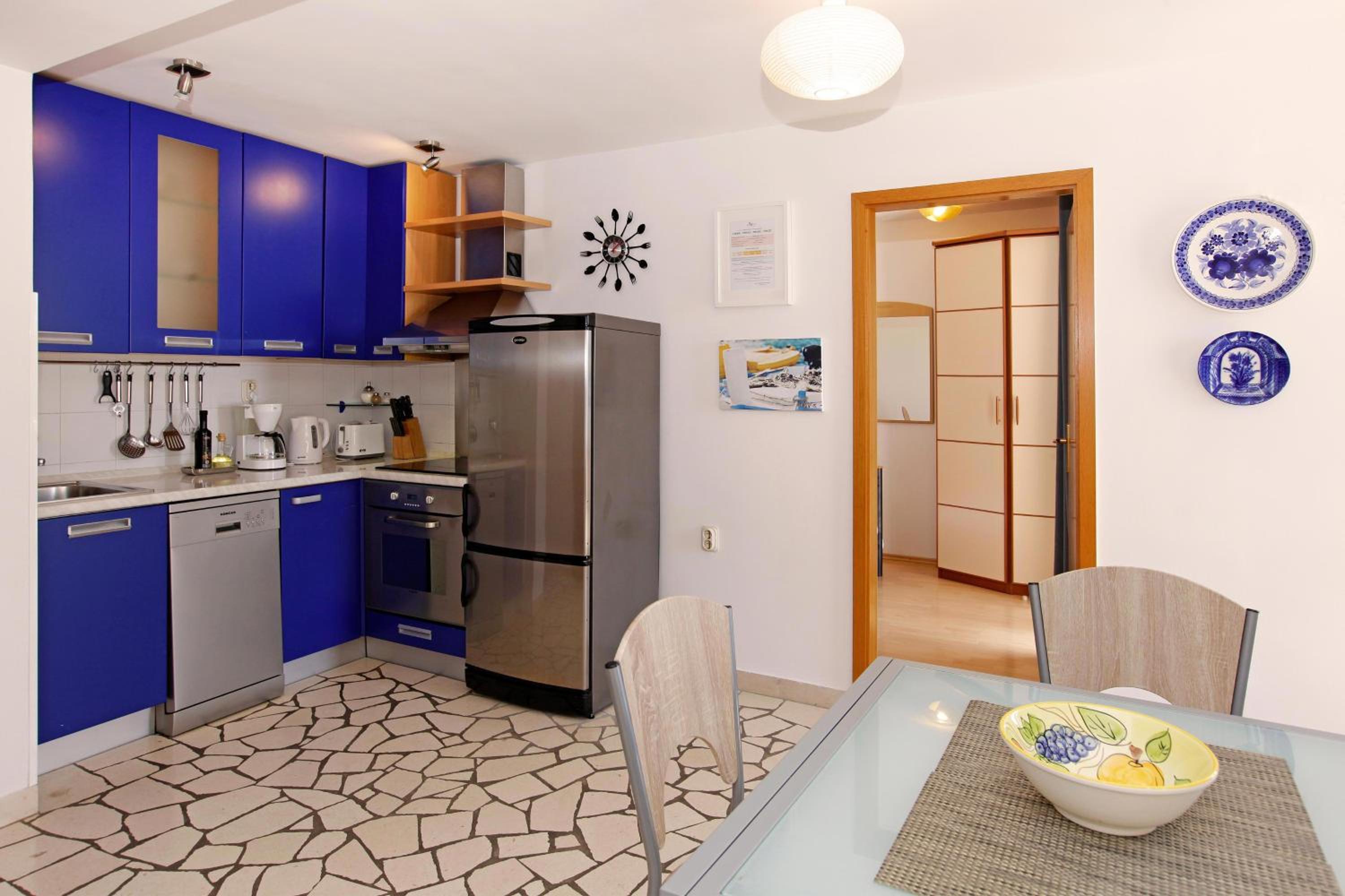 One-Bedroom Apartment with Terrace and Sea View - Photo 19