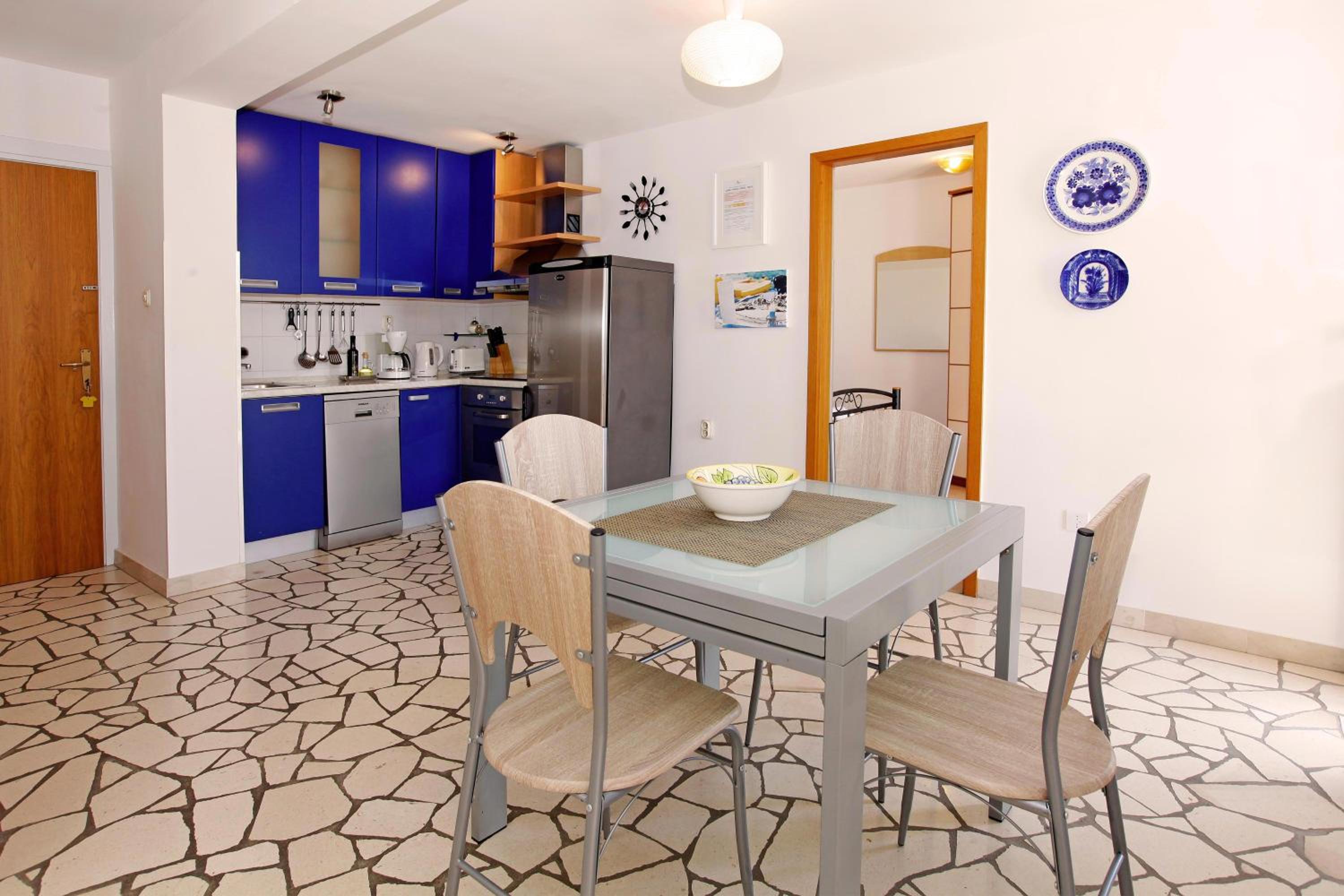One-Bedroom Apartment with Terrace and Sea View - Photo 16