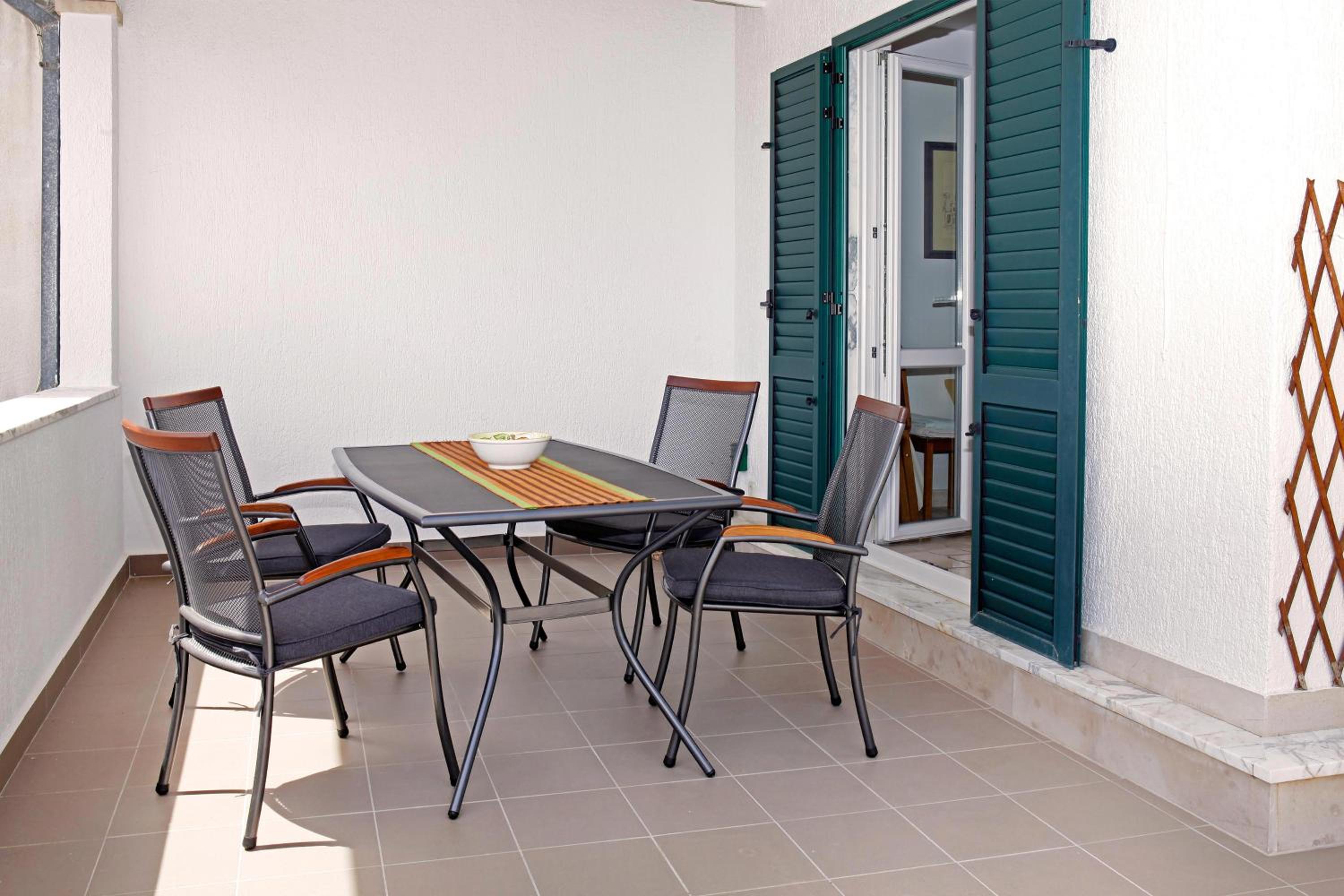 One-Bedroom Apartment with Terrace and Sea View - Photo 15