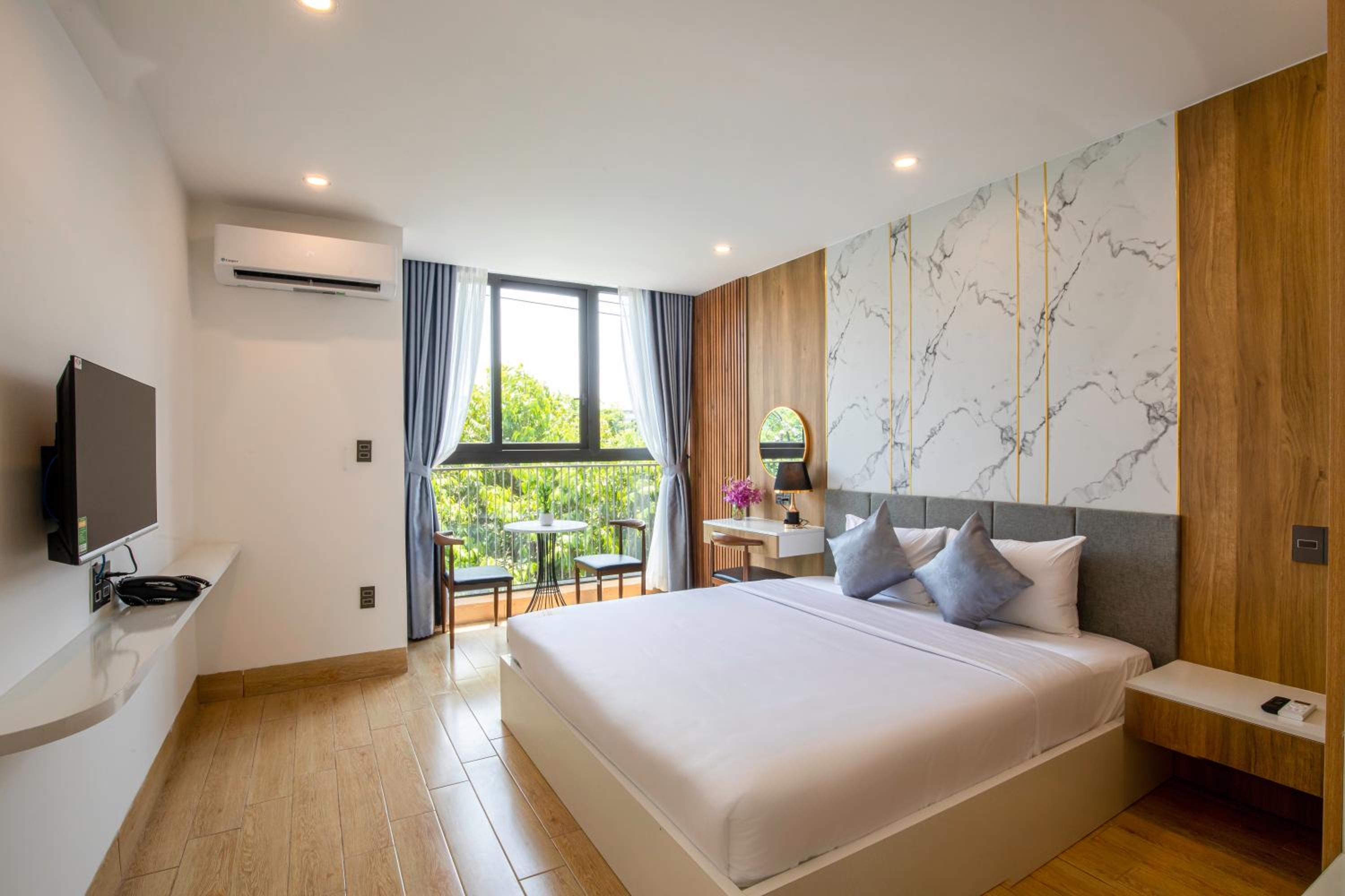 Deluxe Queen Room