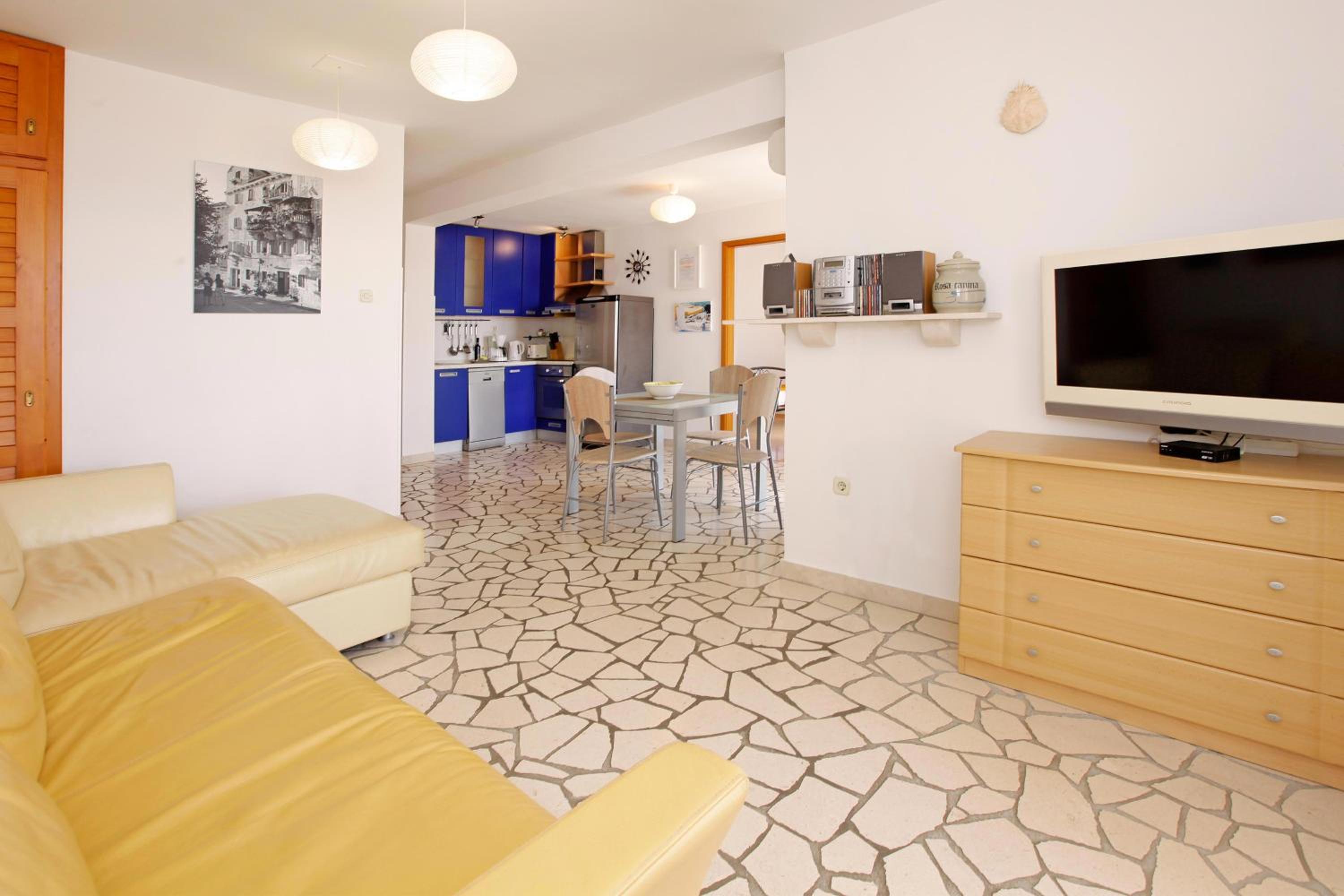 One-Bedroom Apartment with Terrace and Sea View - Photo 7
