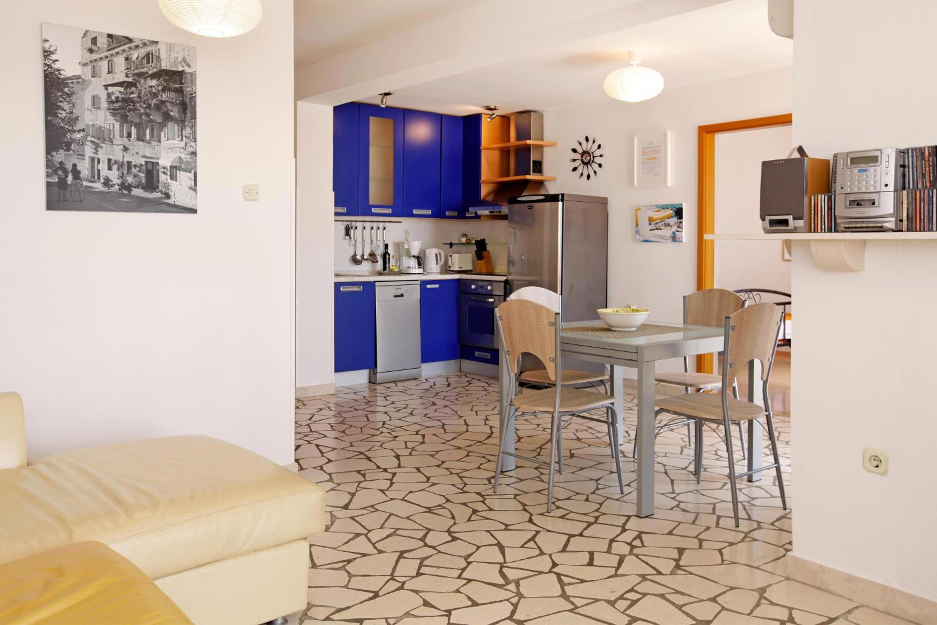 One-Bedroom Apartment with Terrace and Sea View - Photo 8