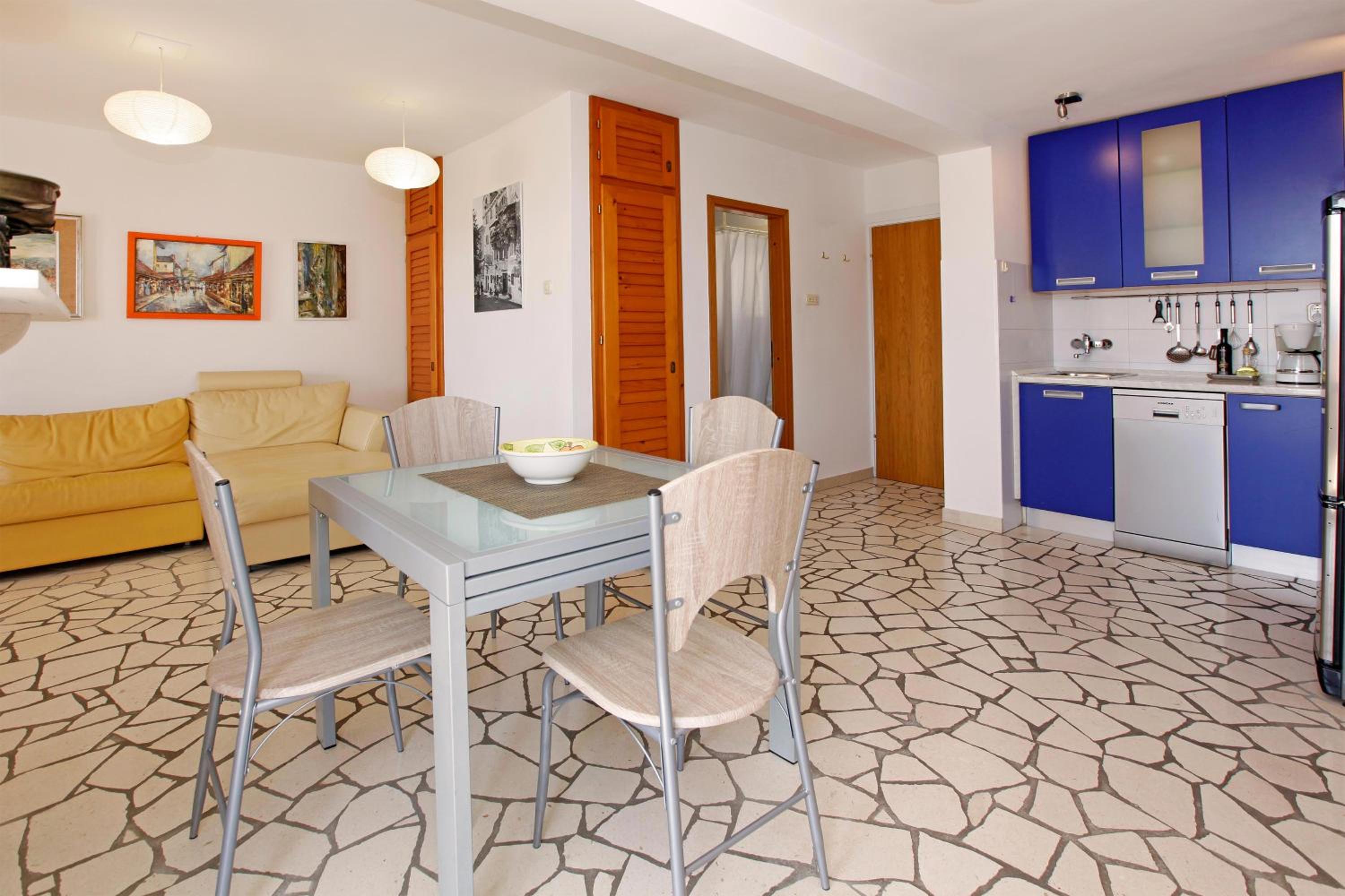 One-Bedroom Apartment with Terrace and Sea View - Photo 9