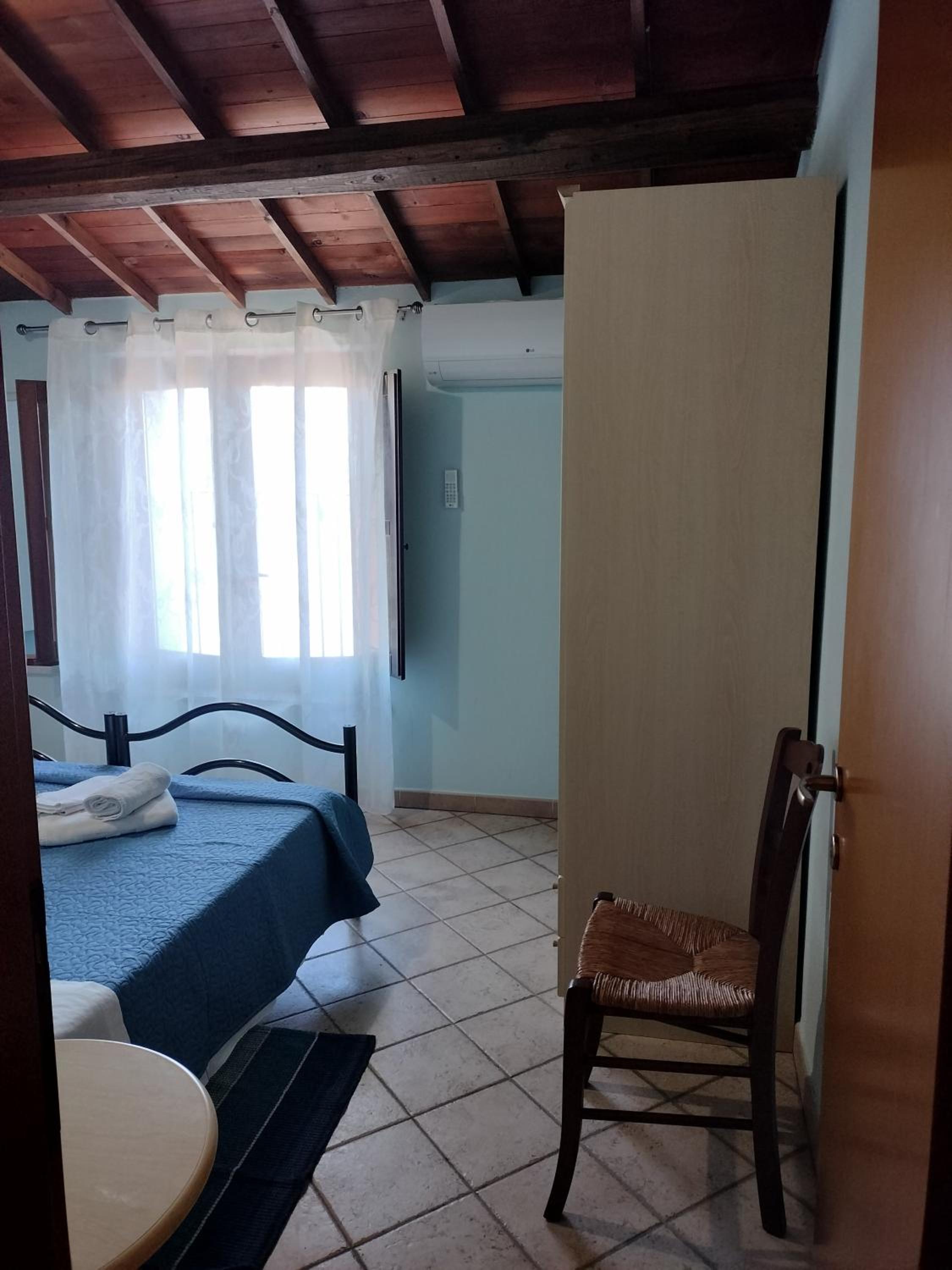 Double Room with Private Bathroom - Photo 12