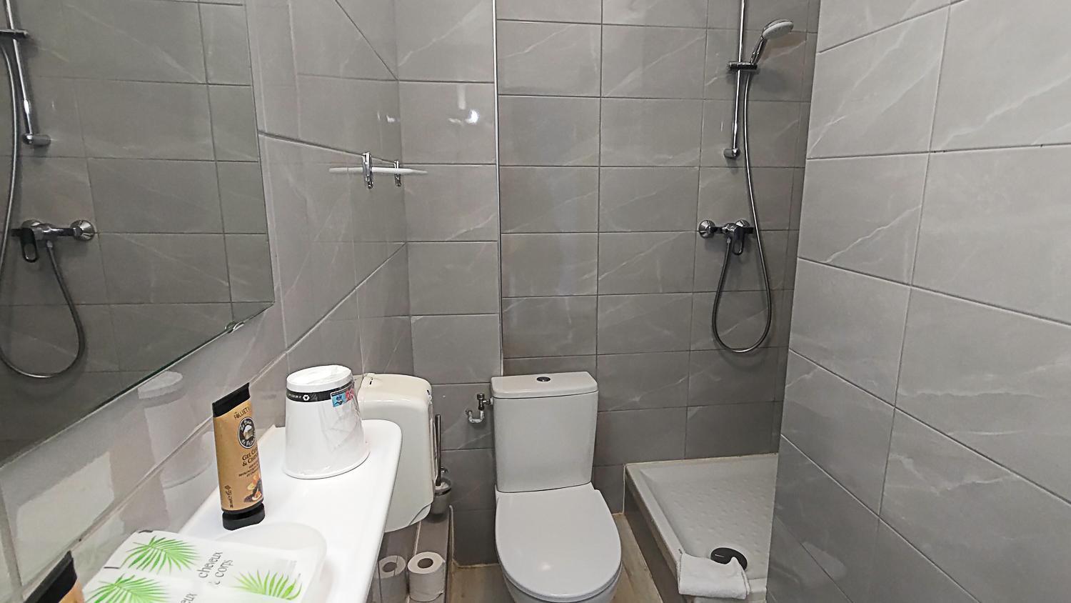Standard Double Room - Photo 8