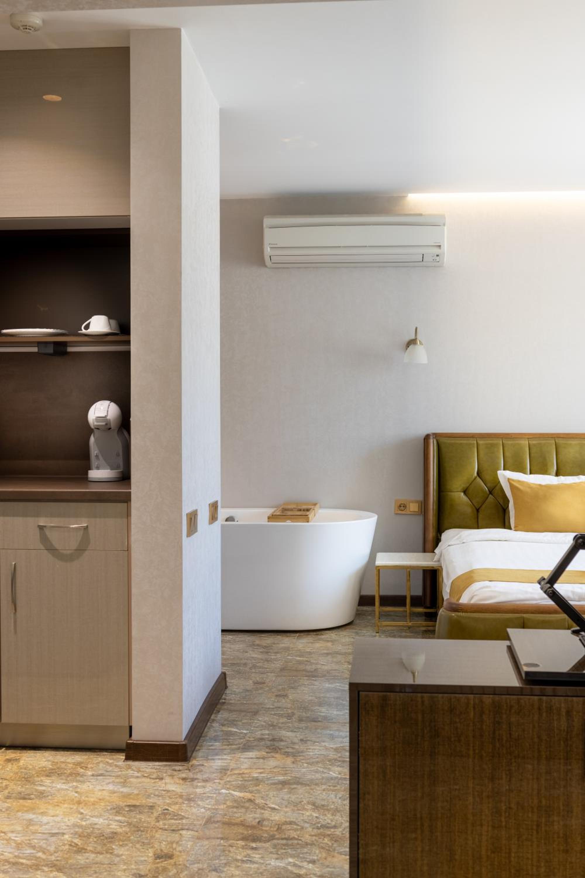 One-Bedroom Apartment with Spa Bath - Photo 18