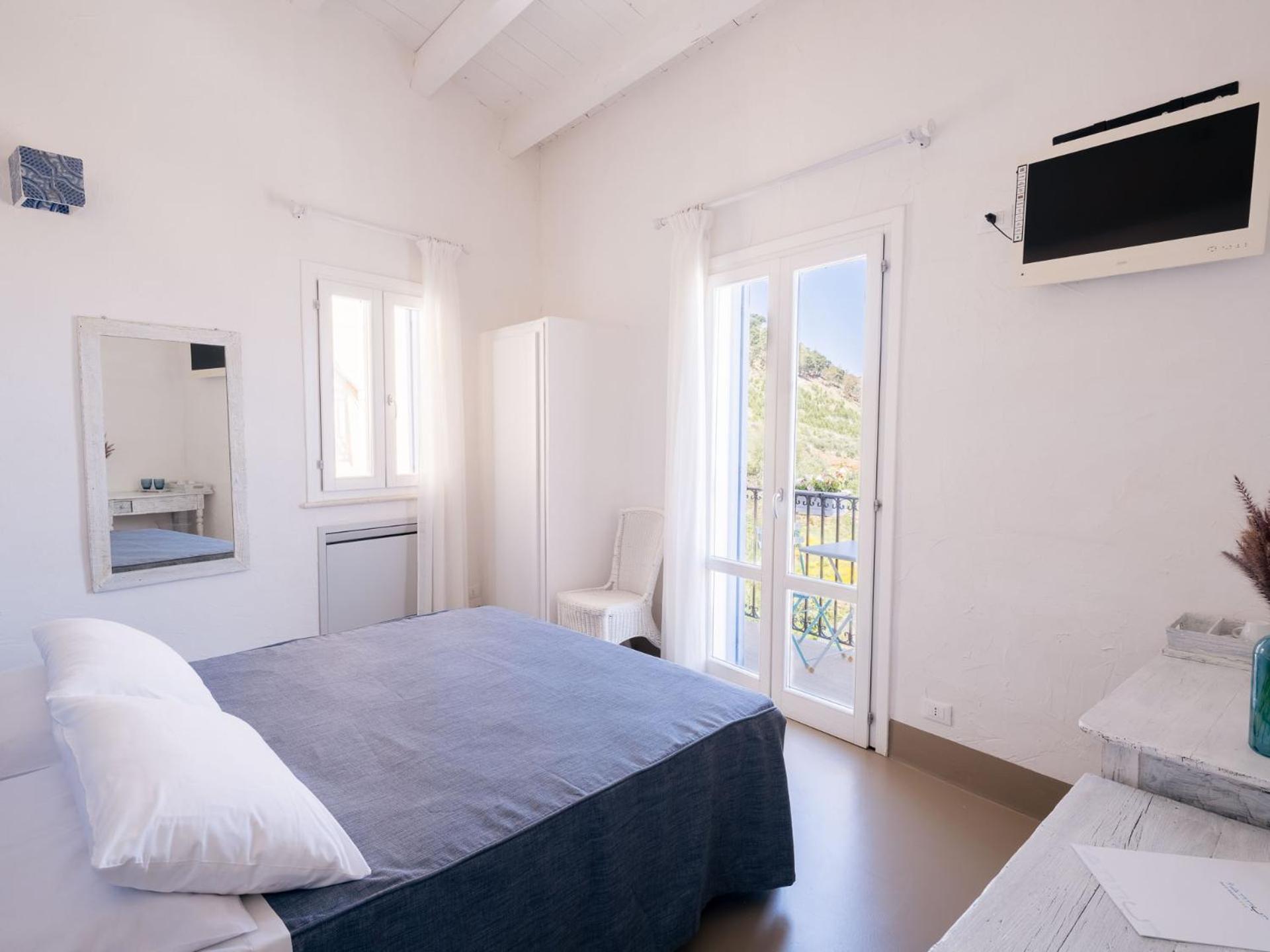 Double Room with Balcony and Sea View - Photo 4