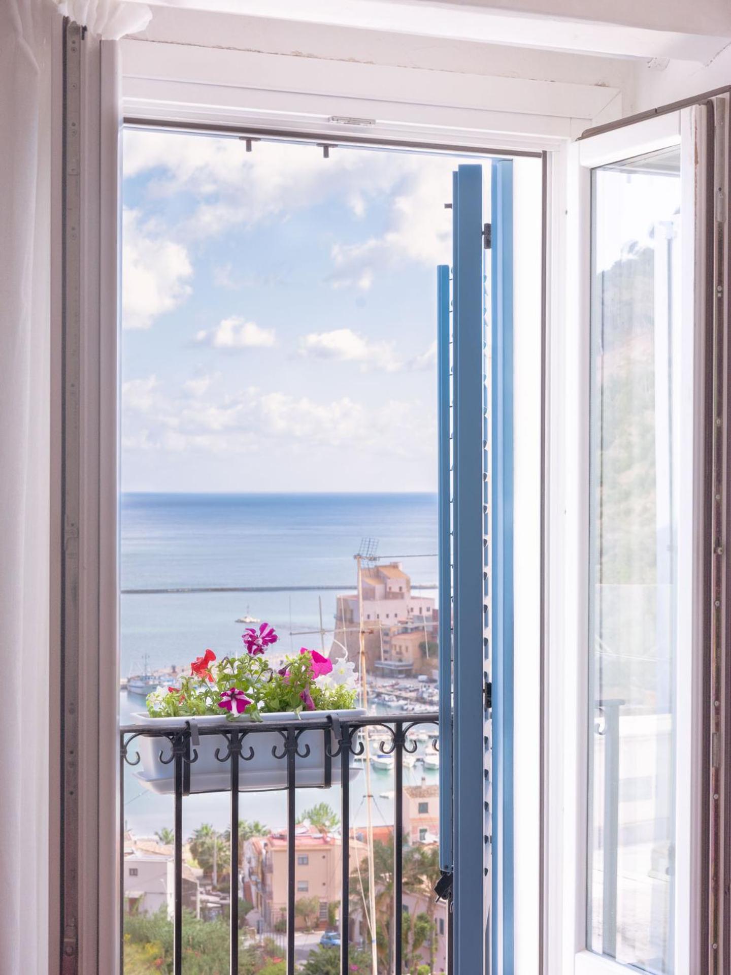 Double Room with Balcony and Sea View - Photo 6