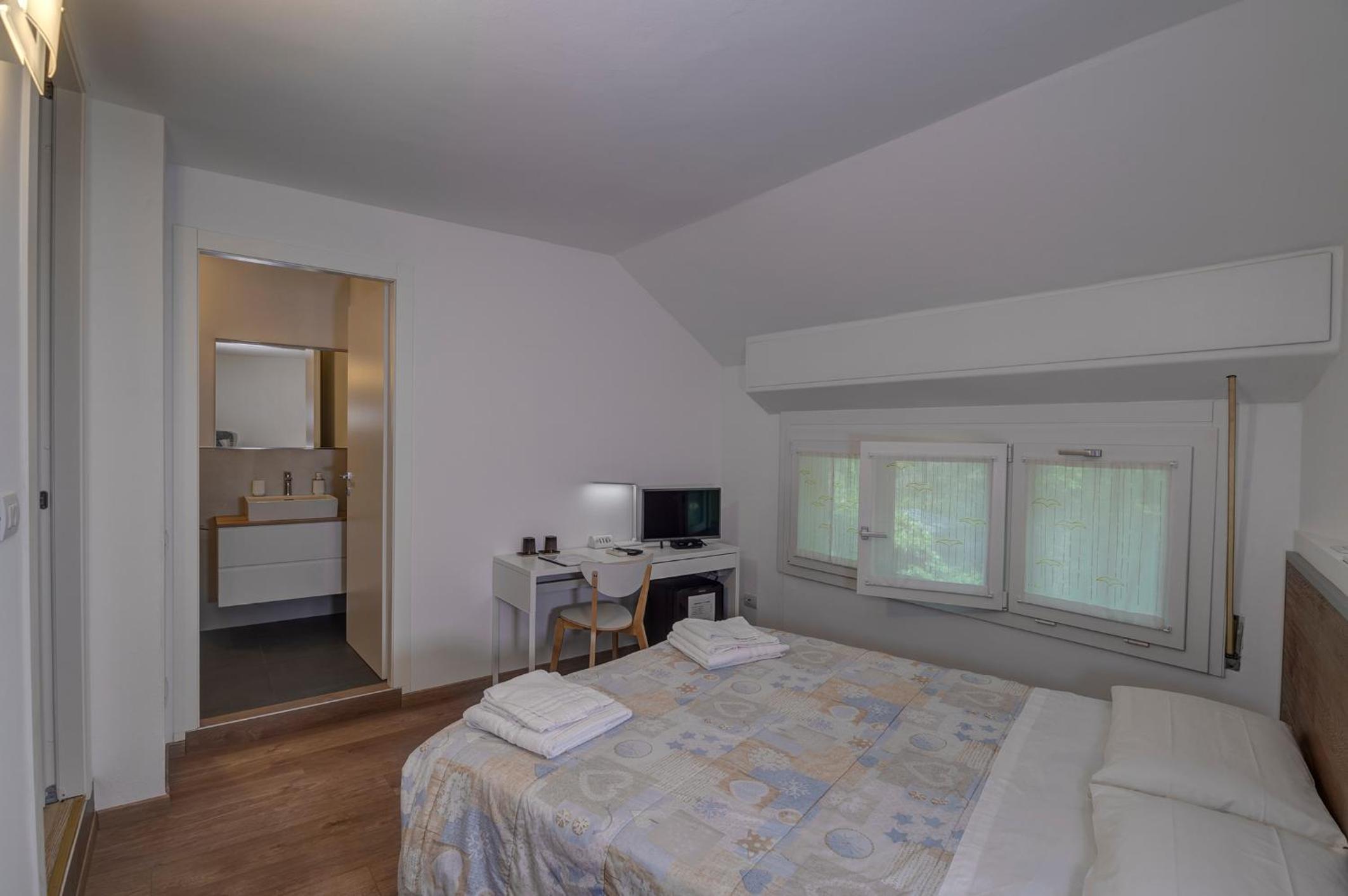 Double or Twin Room with Private Bathroom photo 1