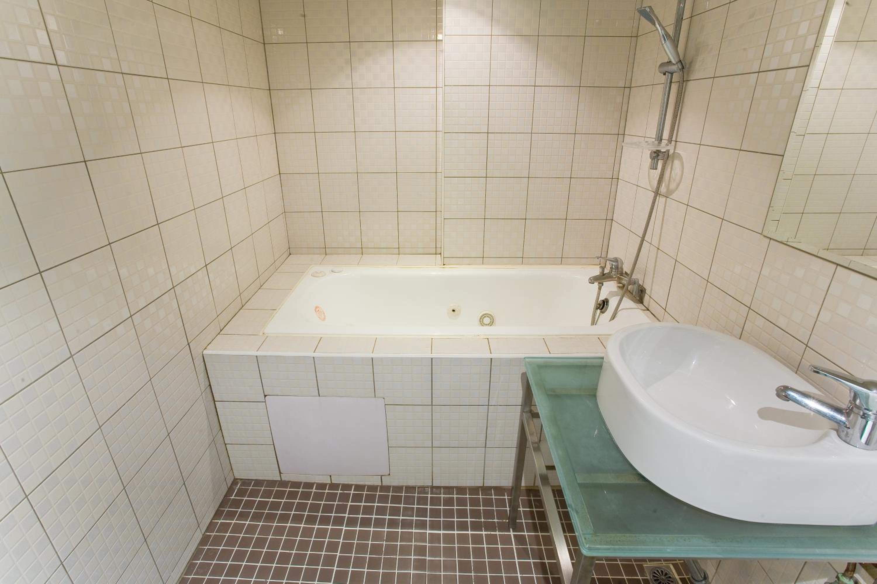 Small Double Room - No Window photo 3