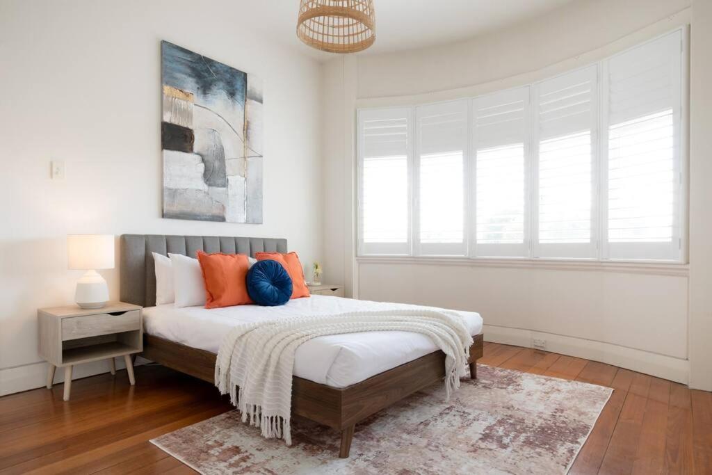 Three-Bedroom House photo 2