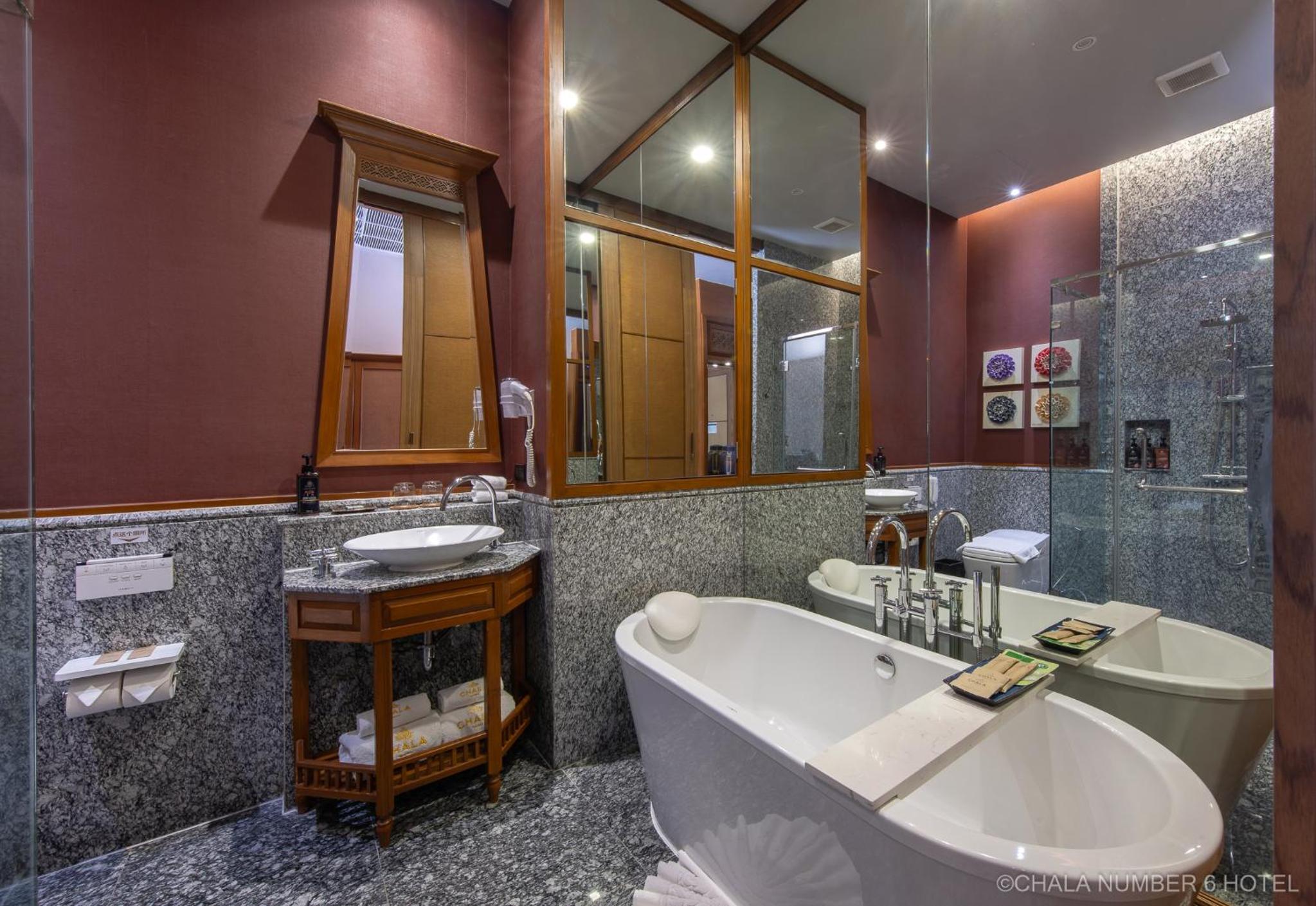Deluxe with Jacuzzi photo 2