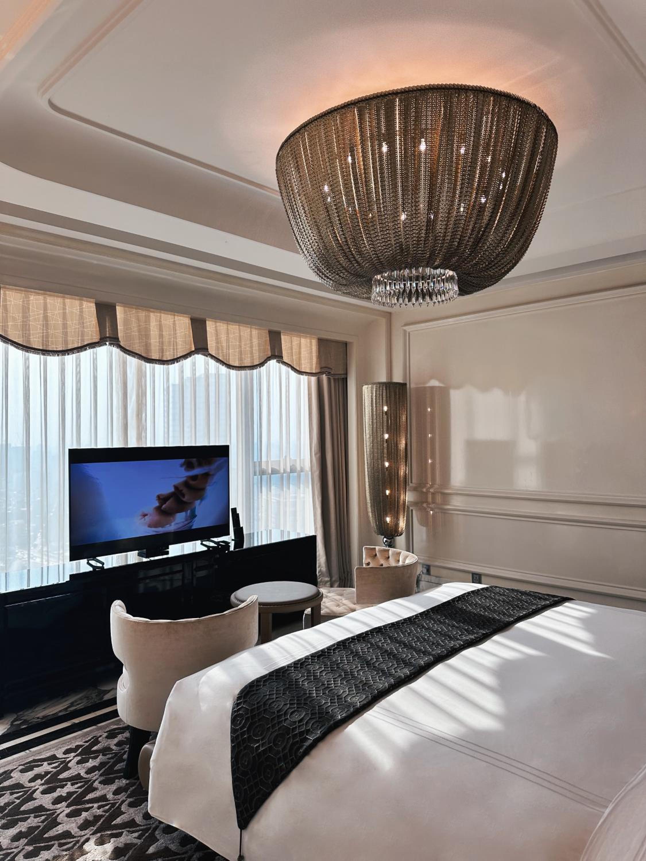 Designer Suite with Two-way Airport Transfer and Executive Lounge Access photo 2