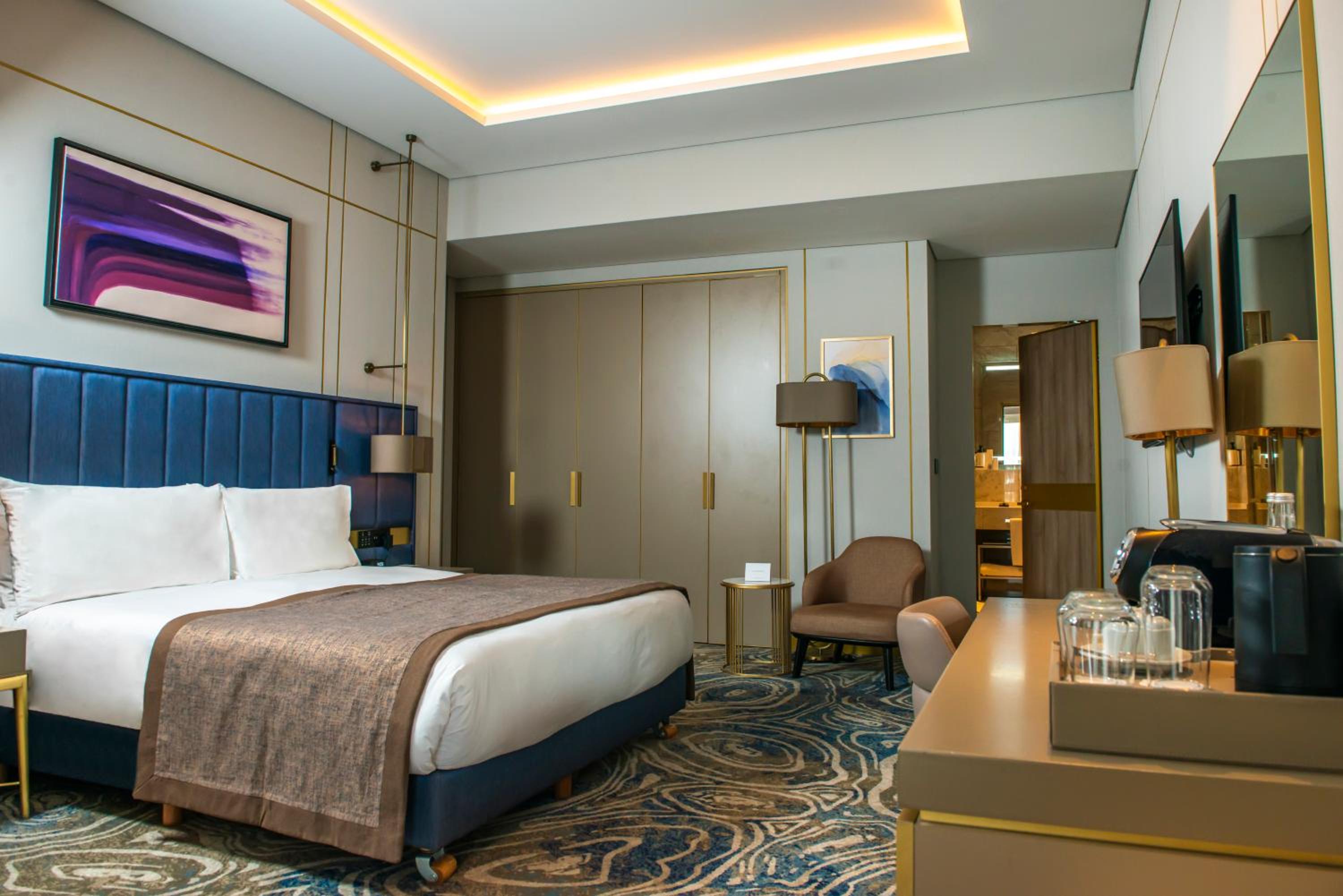 Executive Suite with One King Bed - Club Lounge Access - Photo 5