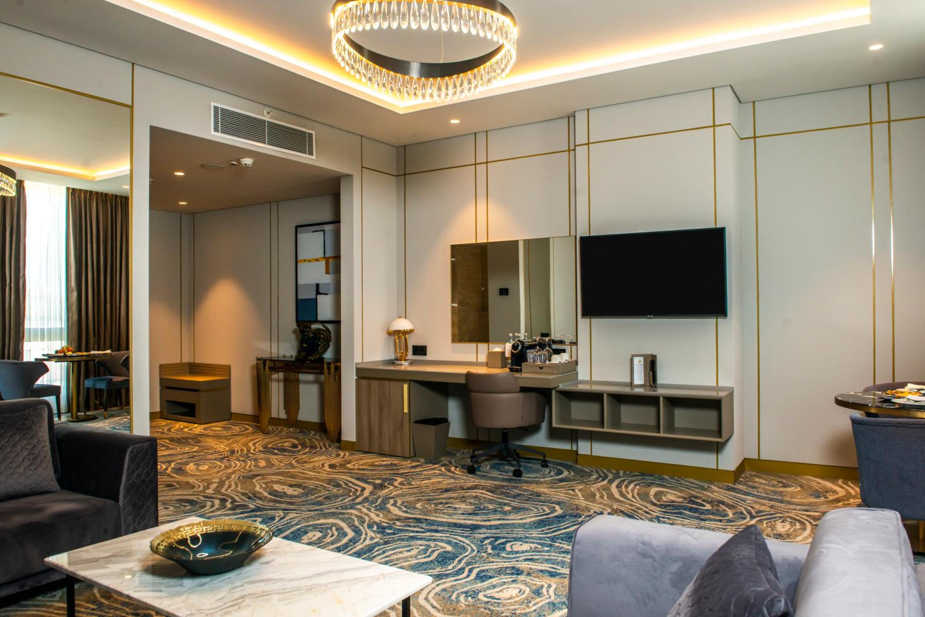 Executive Suite with One King Bed - Club Lounge Access - Photo 6