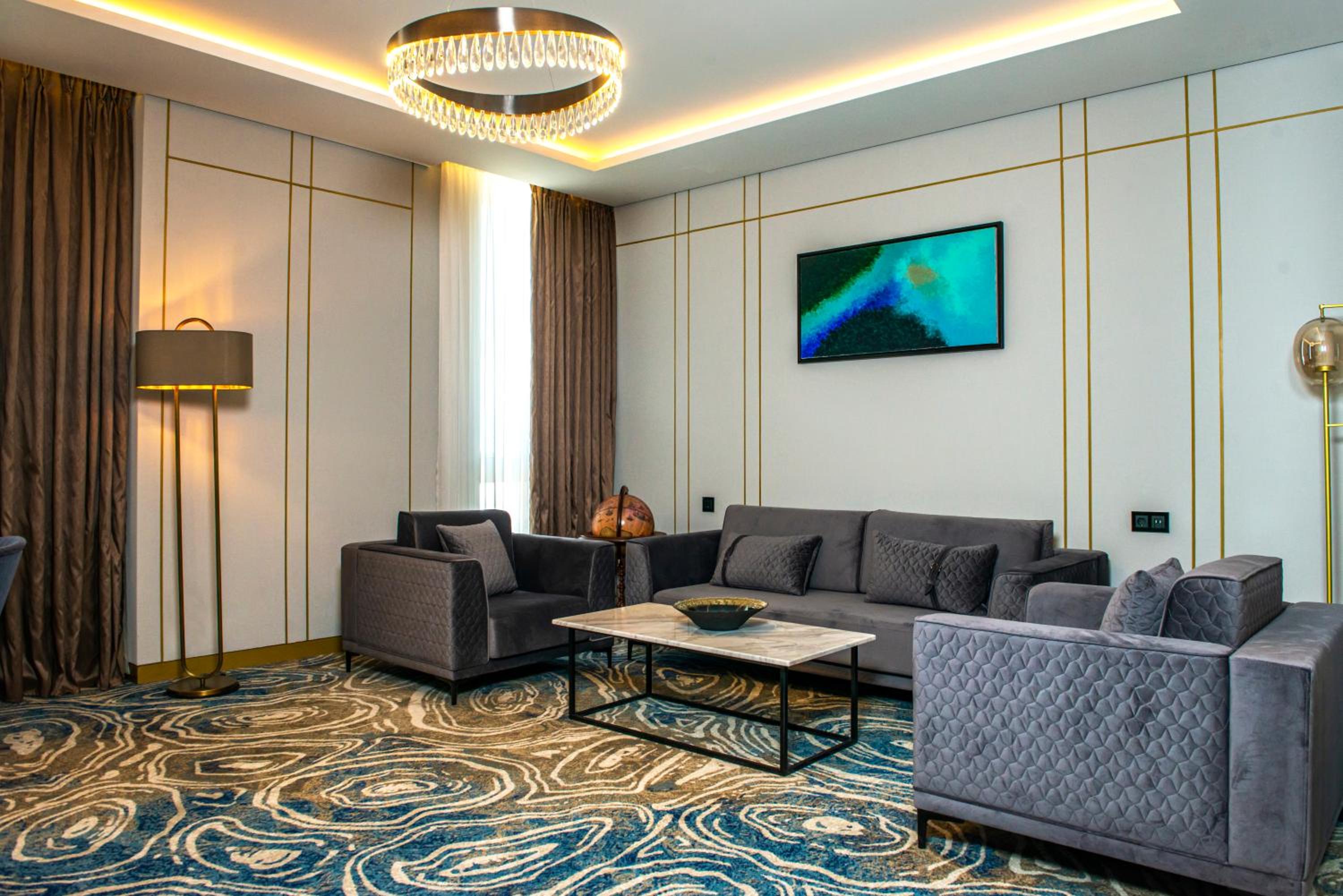 Executive Suite with One King Bed - Club Lounge Access - Photo 7