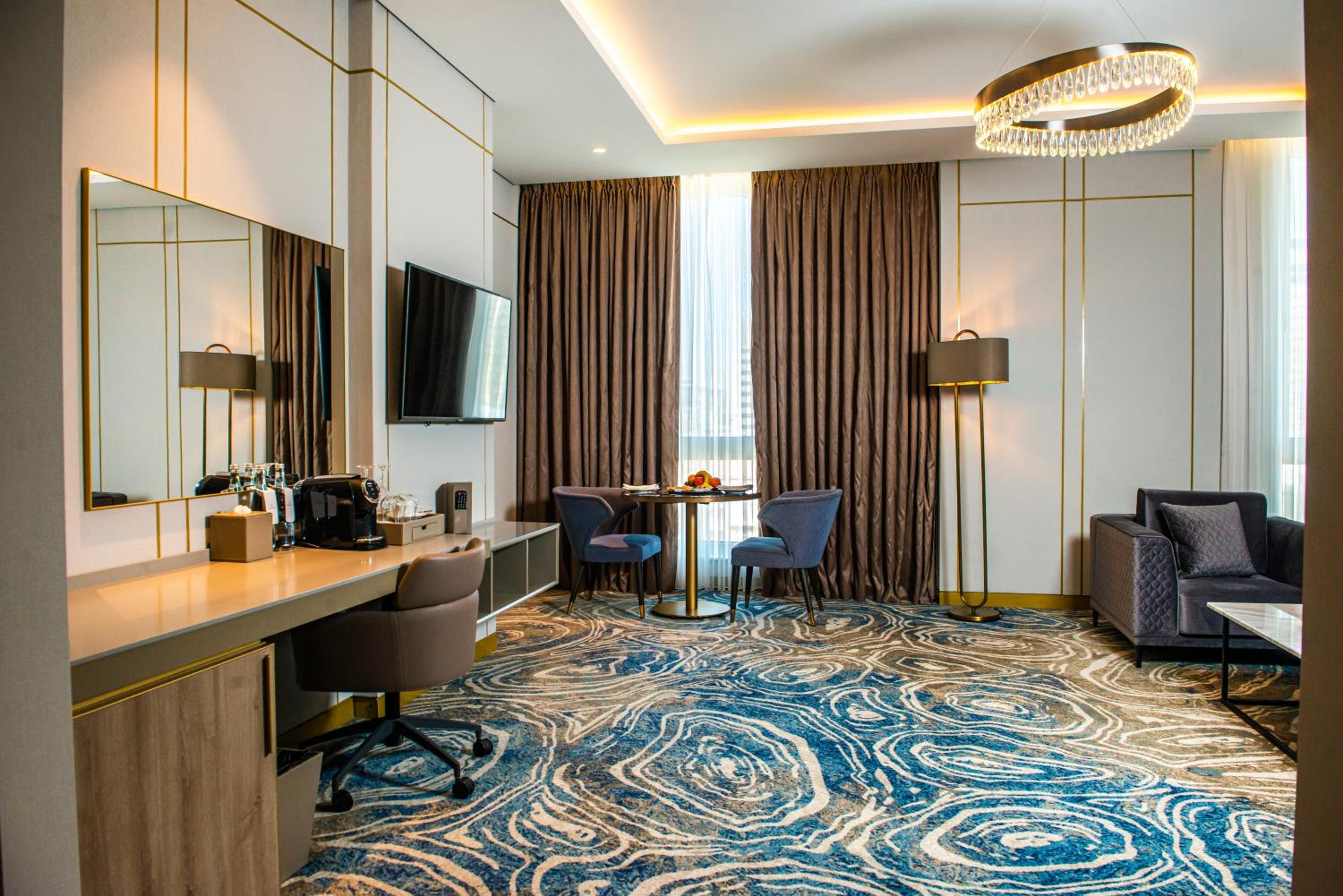 Executive Suite with One King Bed - Club Lounge Access - Photo 8