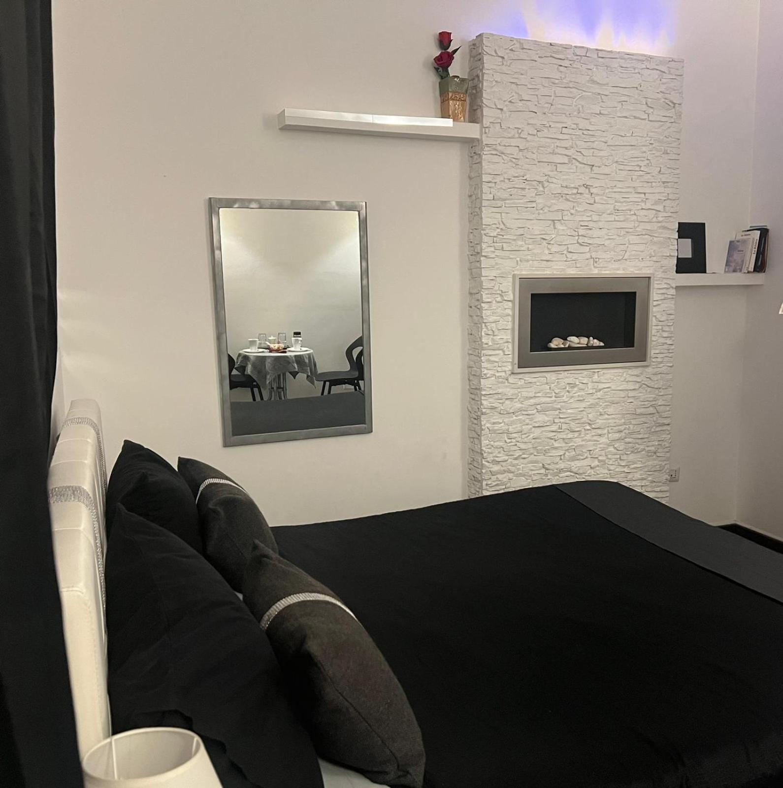 Deluxe Double Room with Sea View - Photo 17