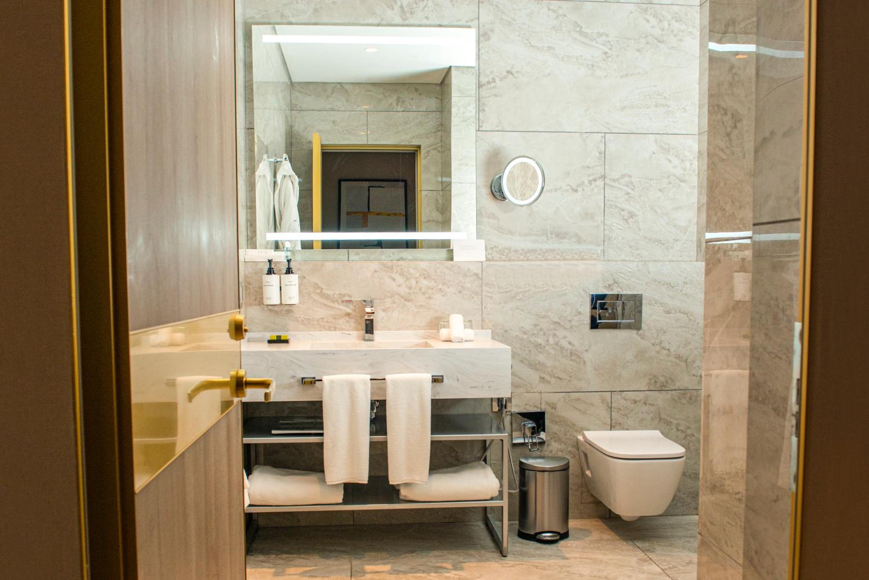 Executive Suite with One King Bed - Club Lounge Access - Photo 3