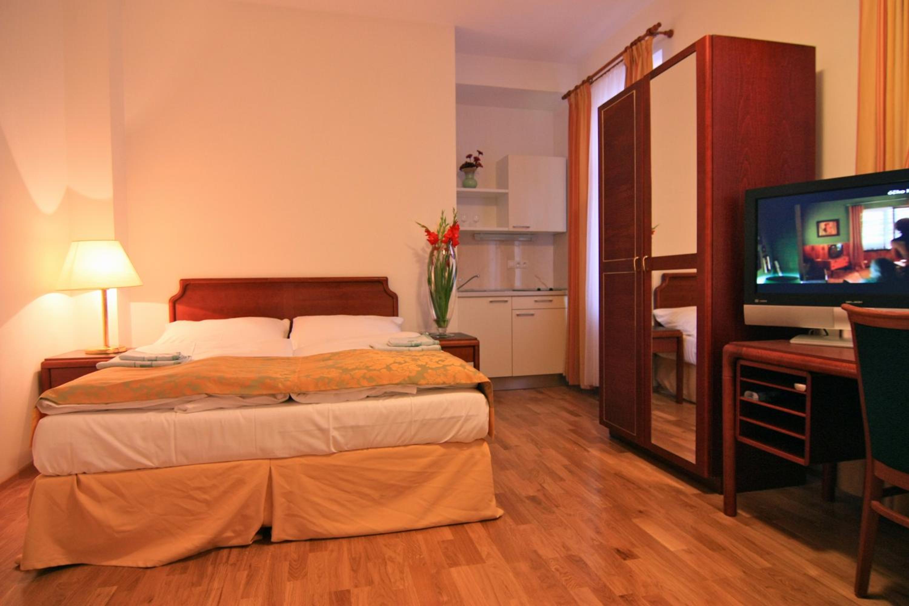 Double or Twin Room - Photo 9