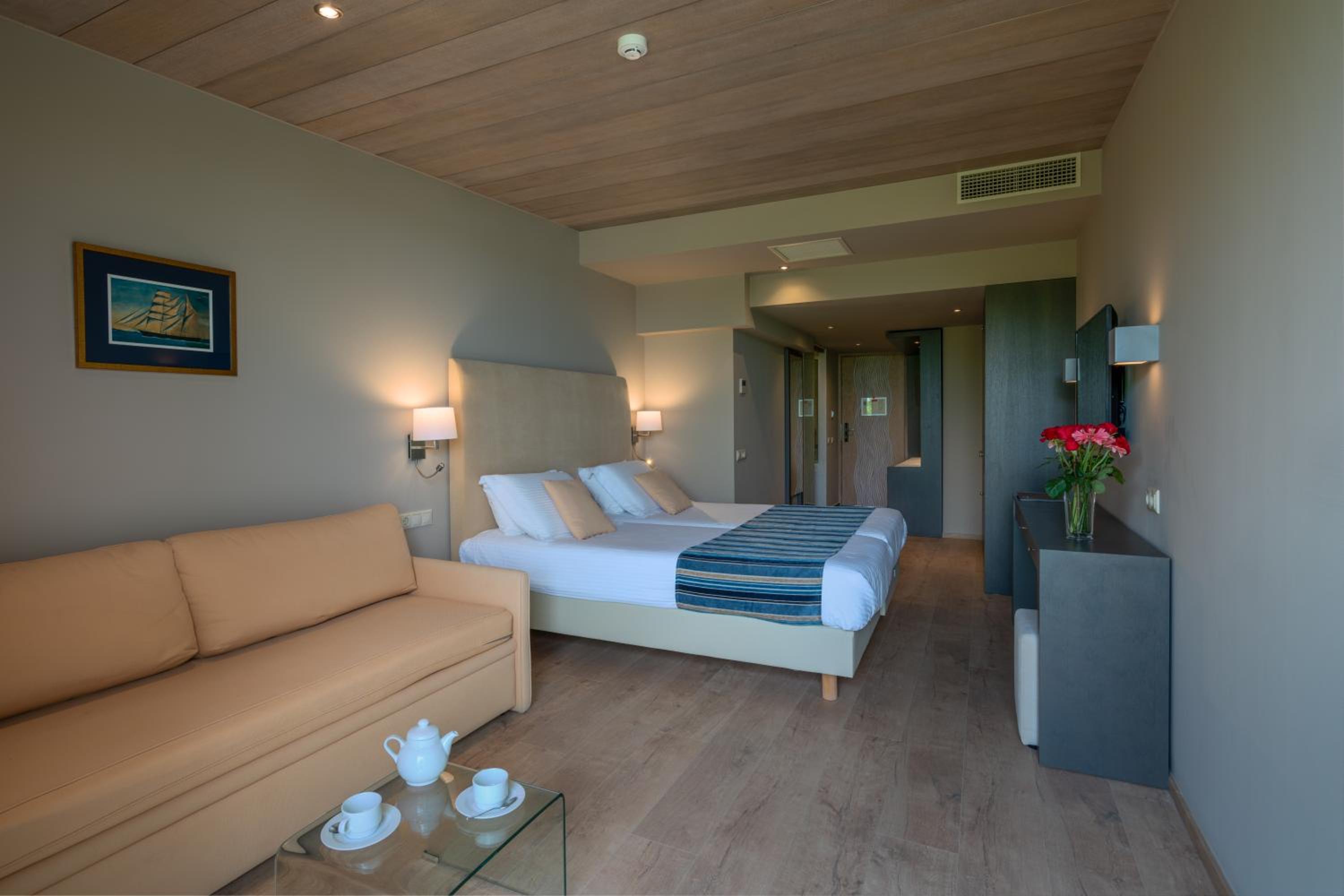 Junior Suite with Sea View & Jetted Tub - Photo 7