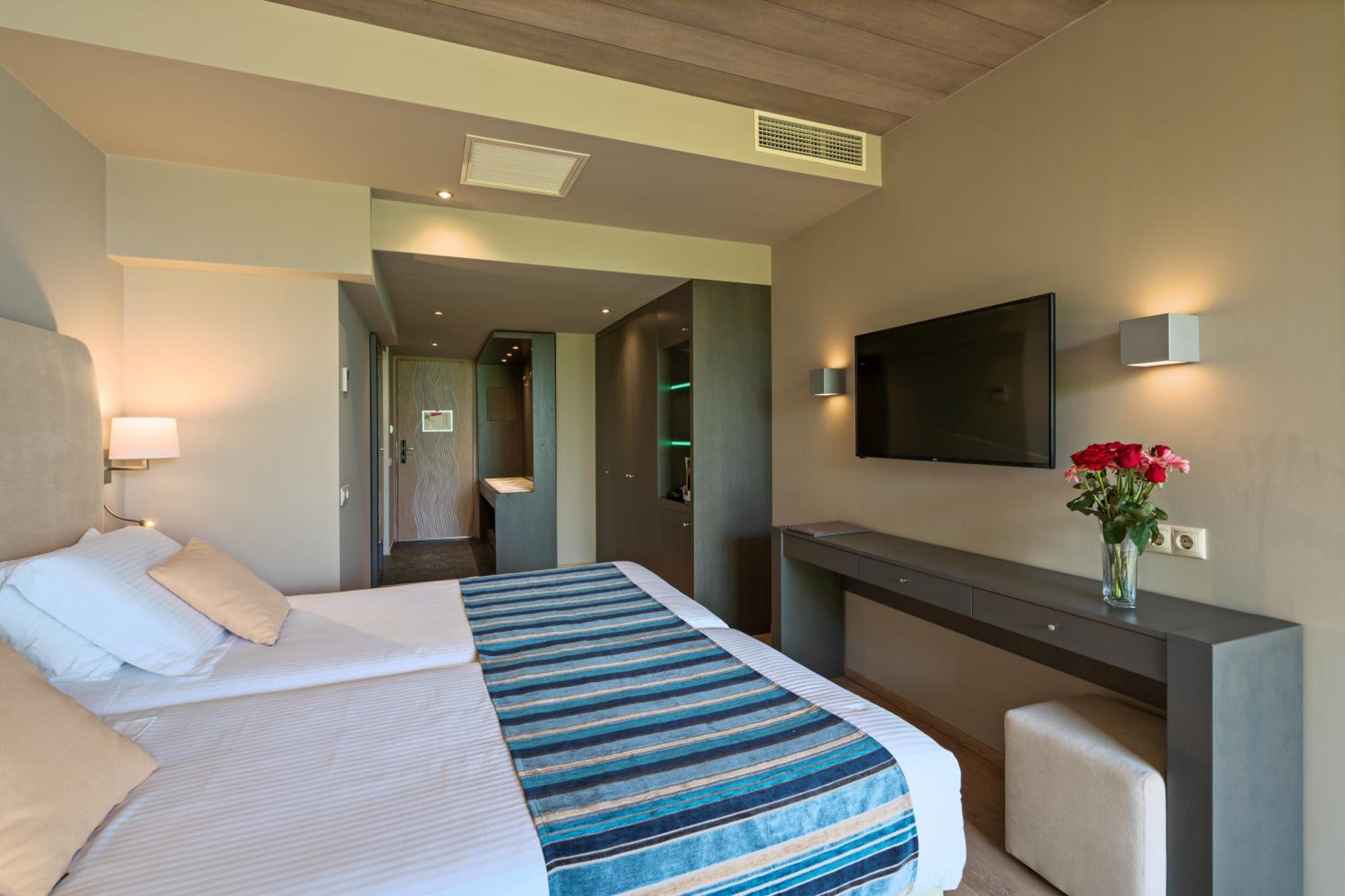 Junior Suite with Sea View & Jetted Tub - Photo 2