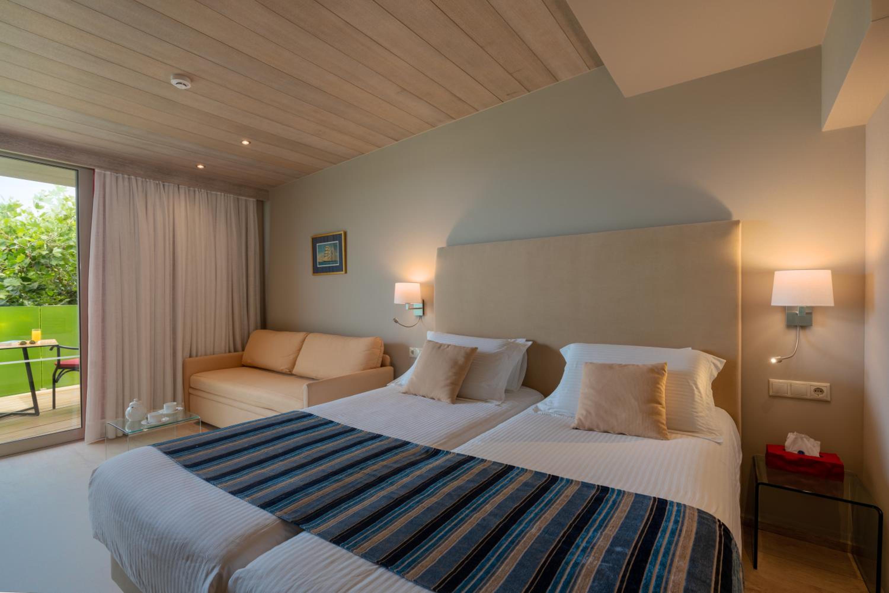 Junior Suite with Sea View & Jetted Tub - Photo 6