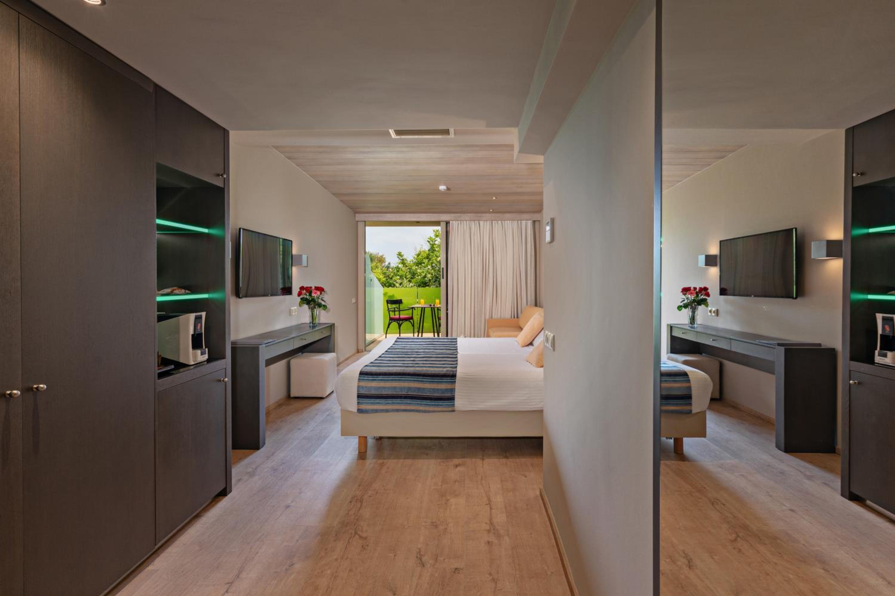 Junior Suite with Sea View & Jetted Tub - Photo 3