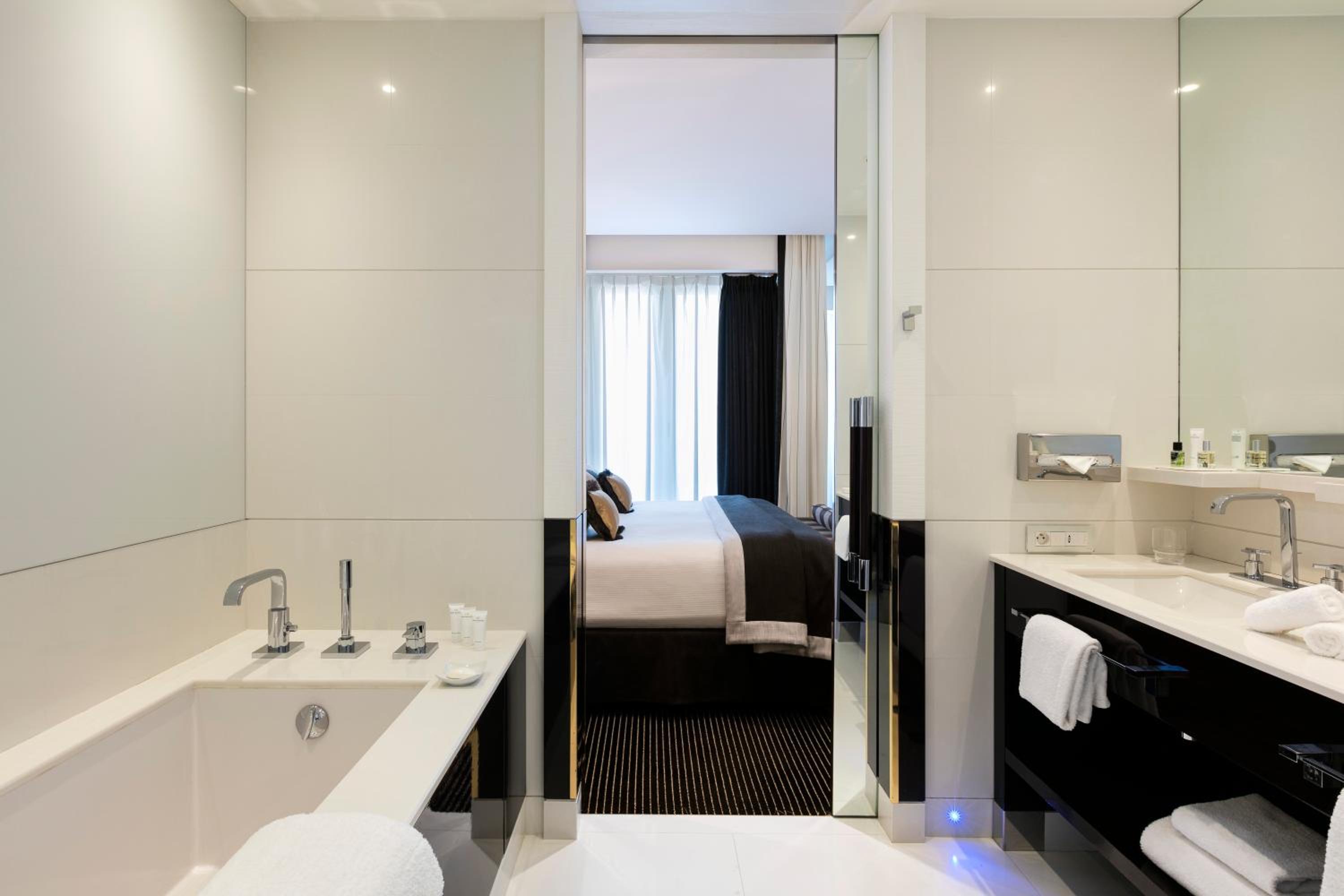 bathroom with a bathtub, sink, and mirror
