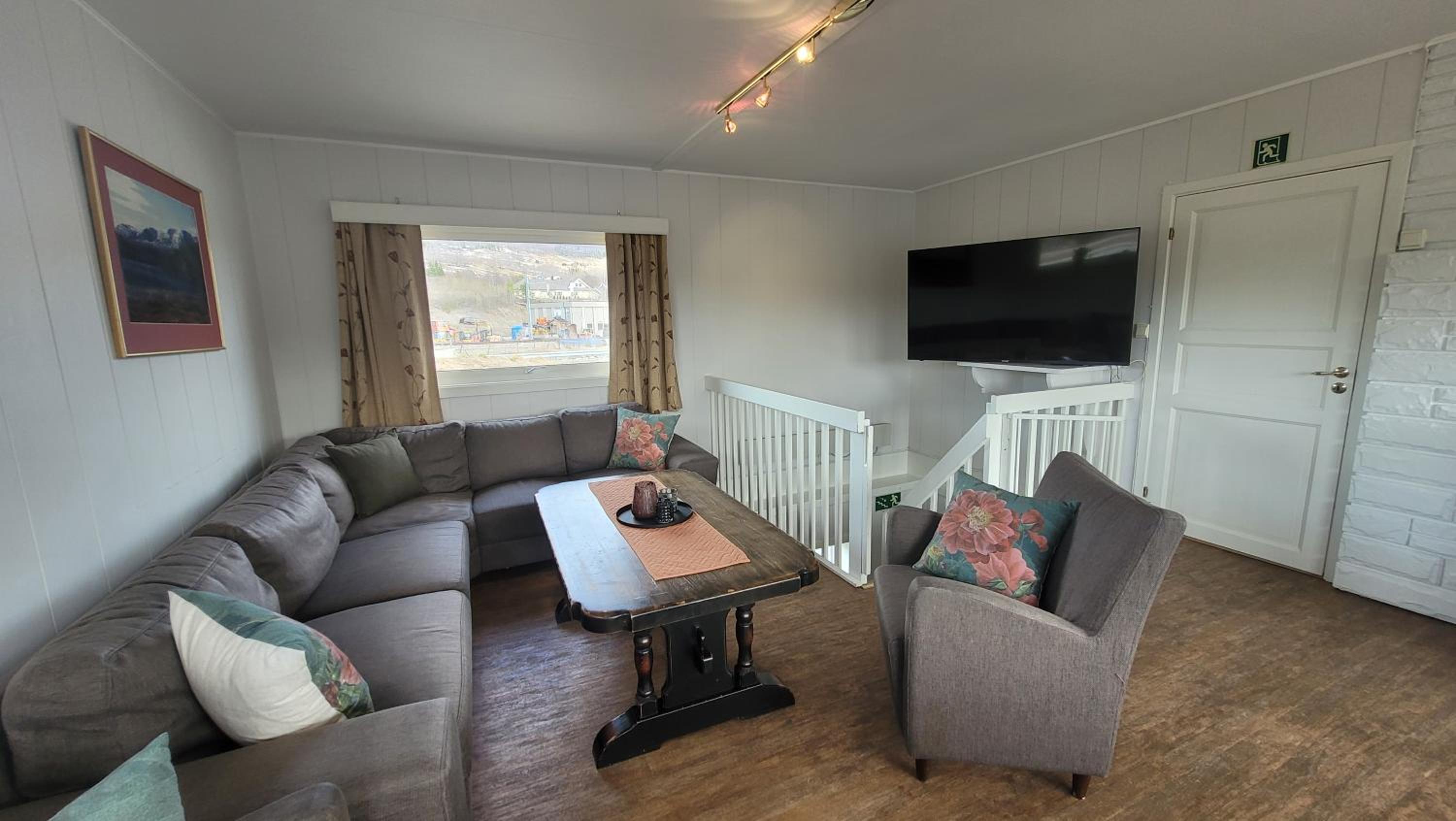 Eight-Bedroom House photo 1
