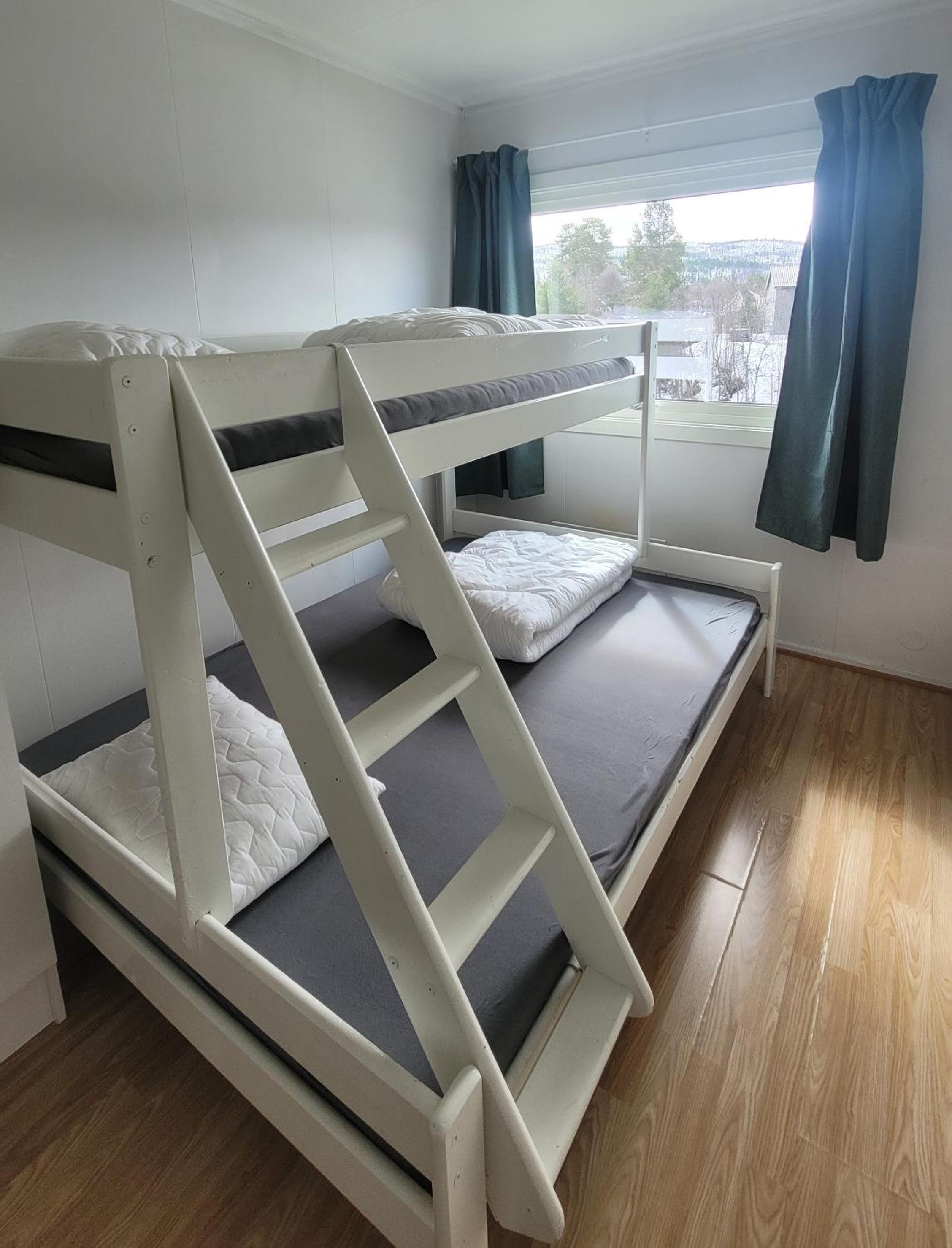 Eight-Bedroom House photo 2