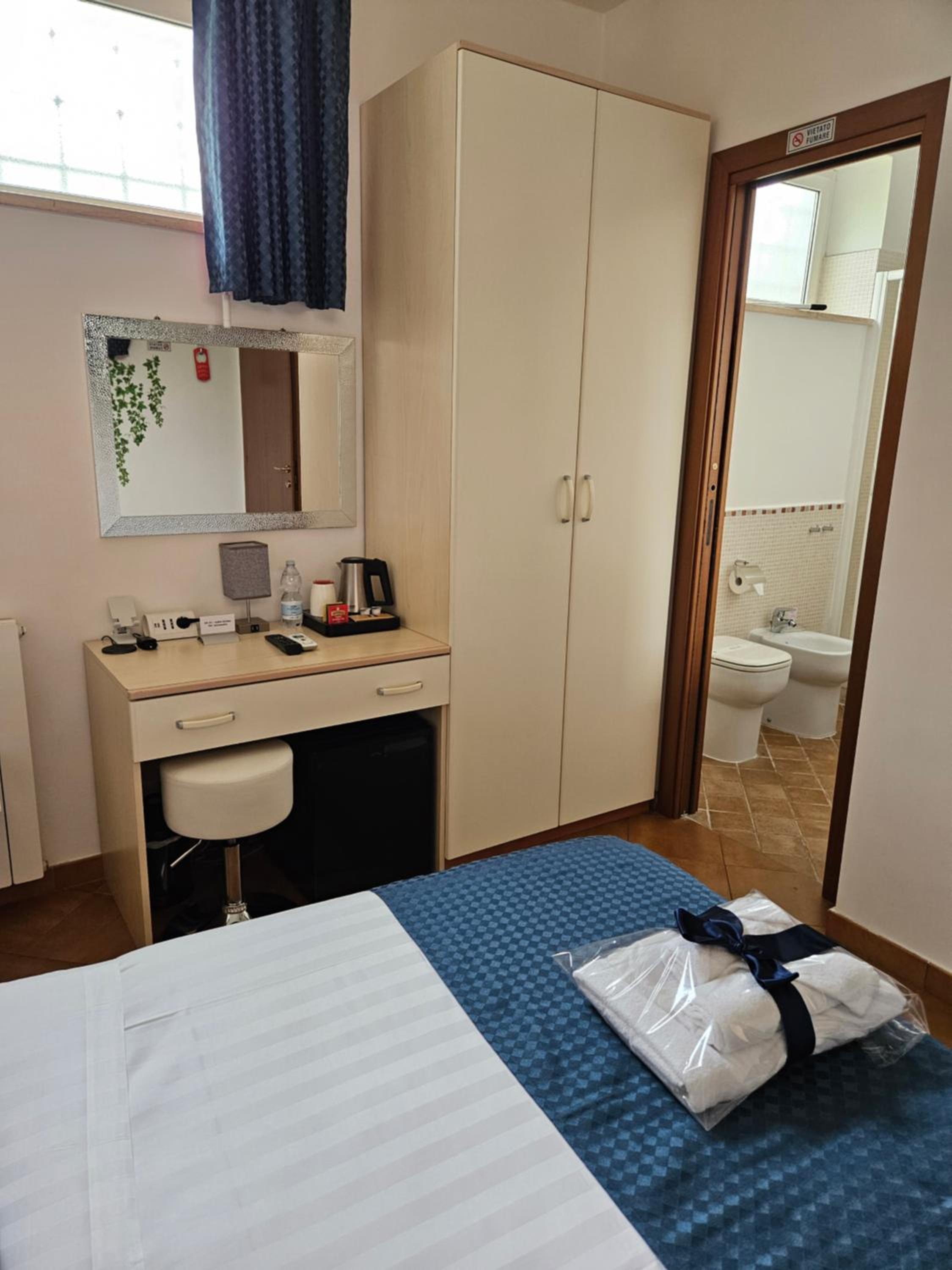 Single Room with Private Bathroom photo 3