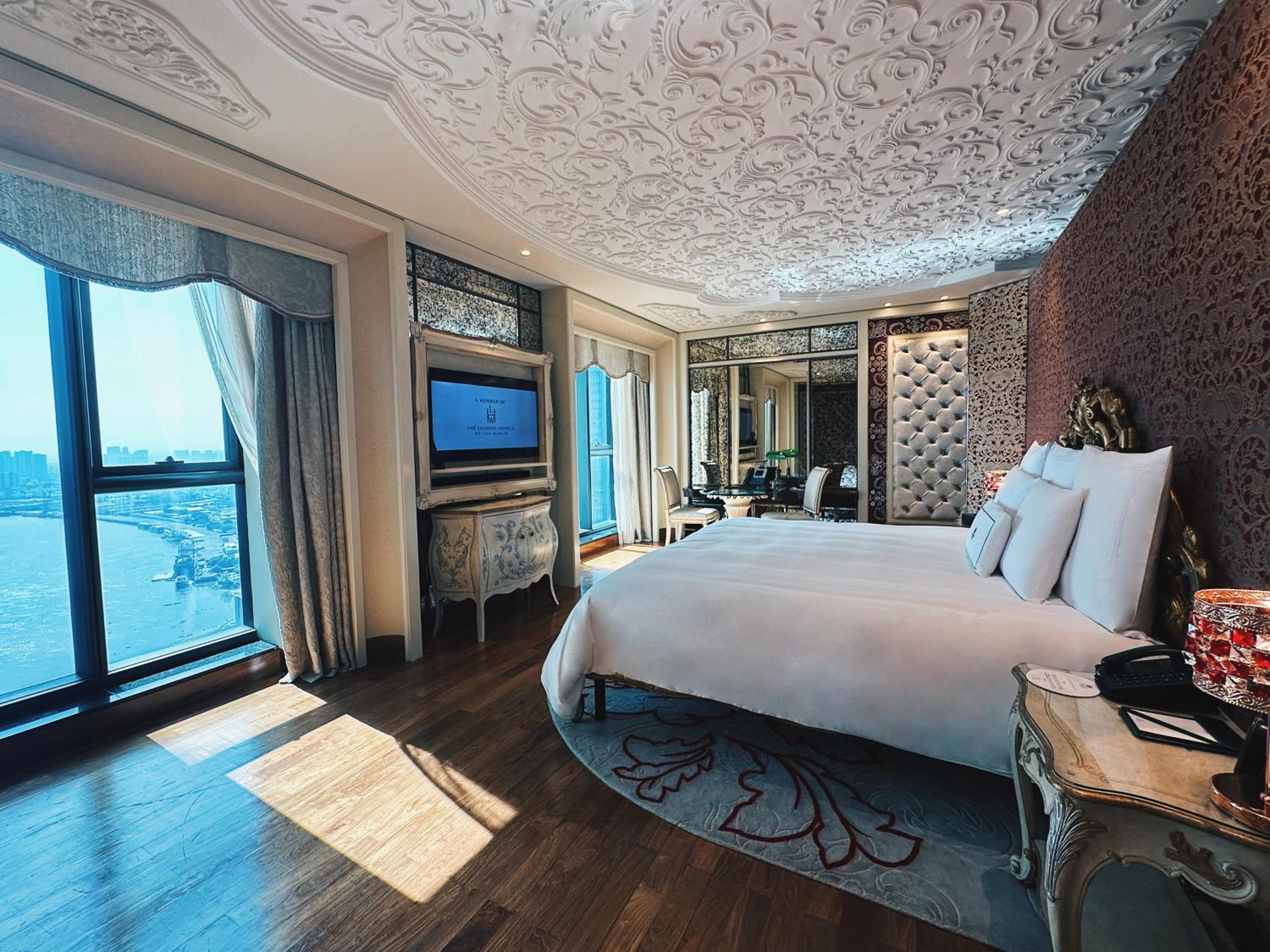 Romance Suite High Floor with Executive Lounge Access  photo 2
