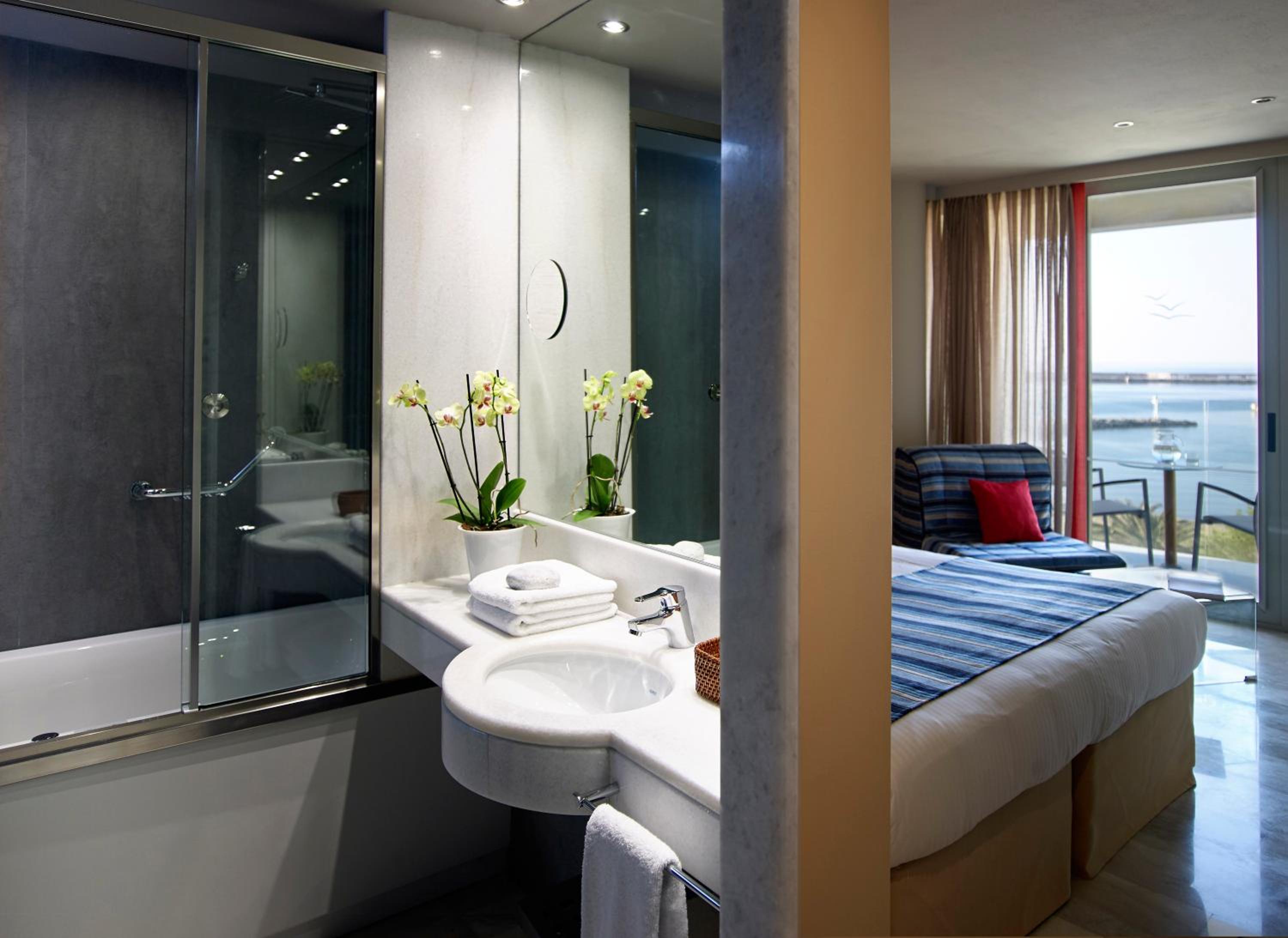 Junior Suite with Sea View & Jetted Tub - Photo 5