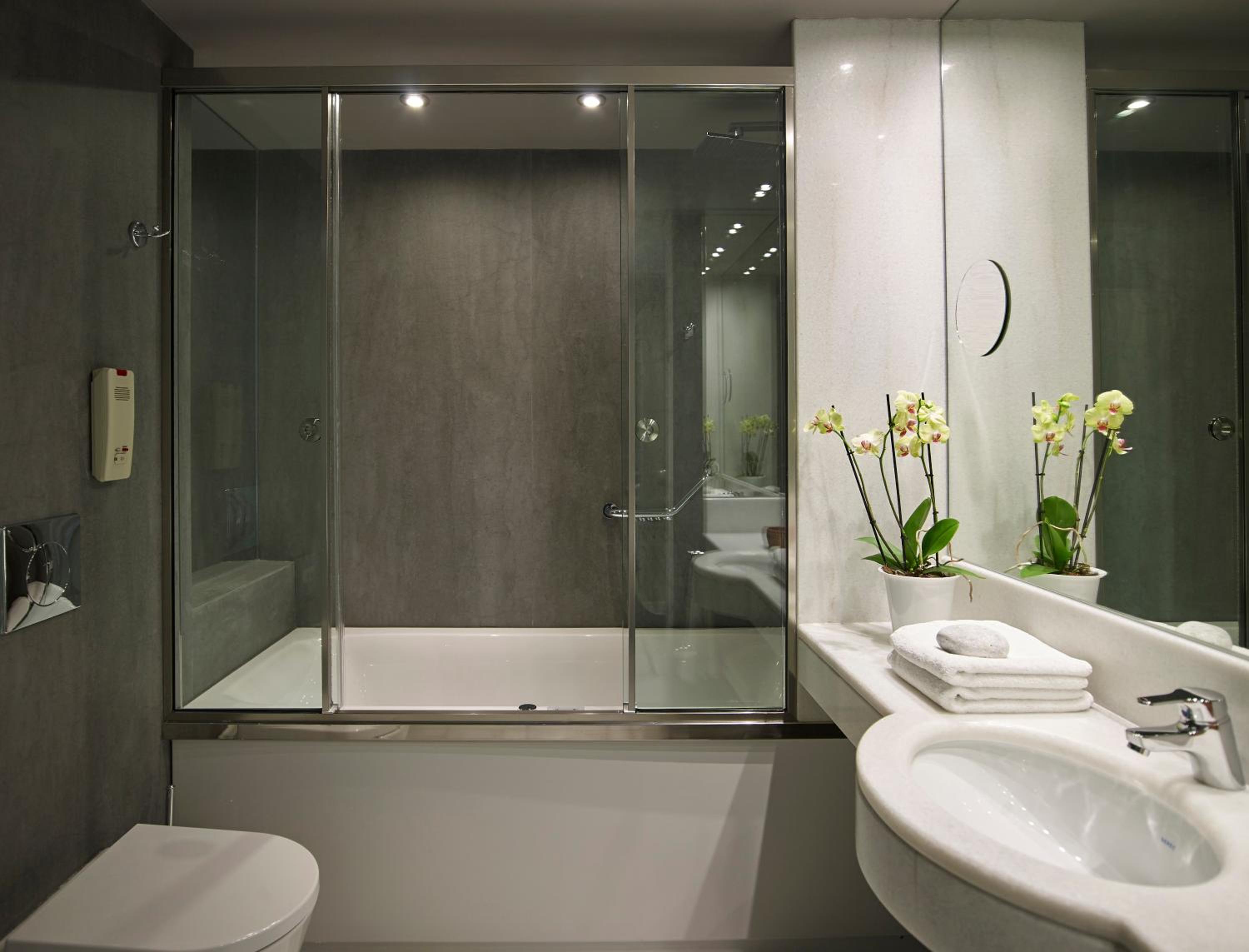 Junior Suite with Sea View & Jetted Tub - Photo 4