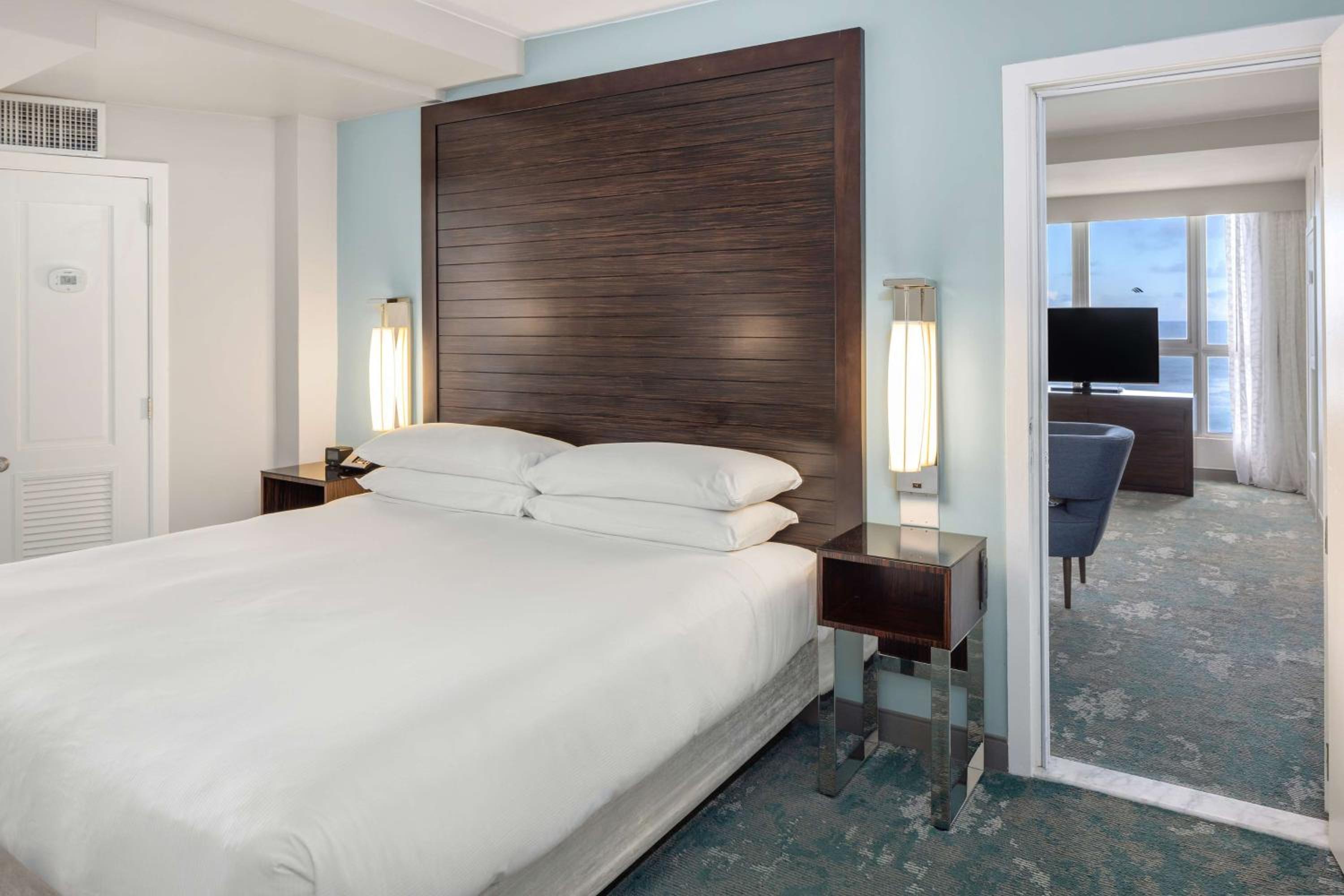 Corner King Suite with Ocean View - High Floor - Photo 5