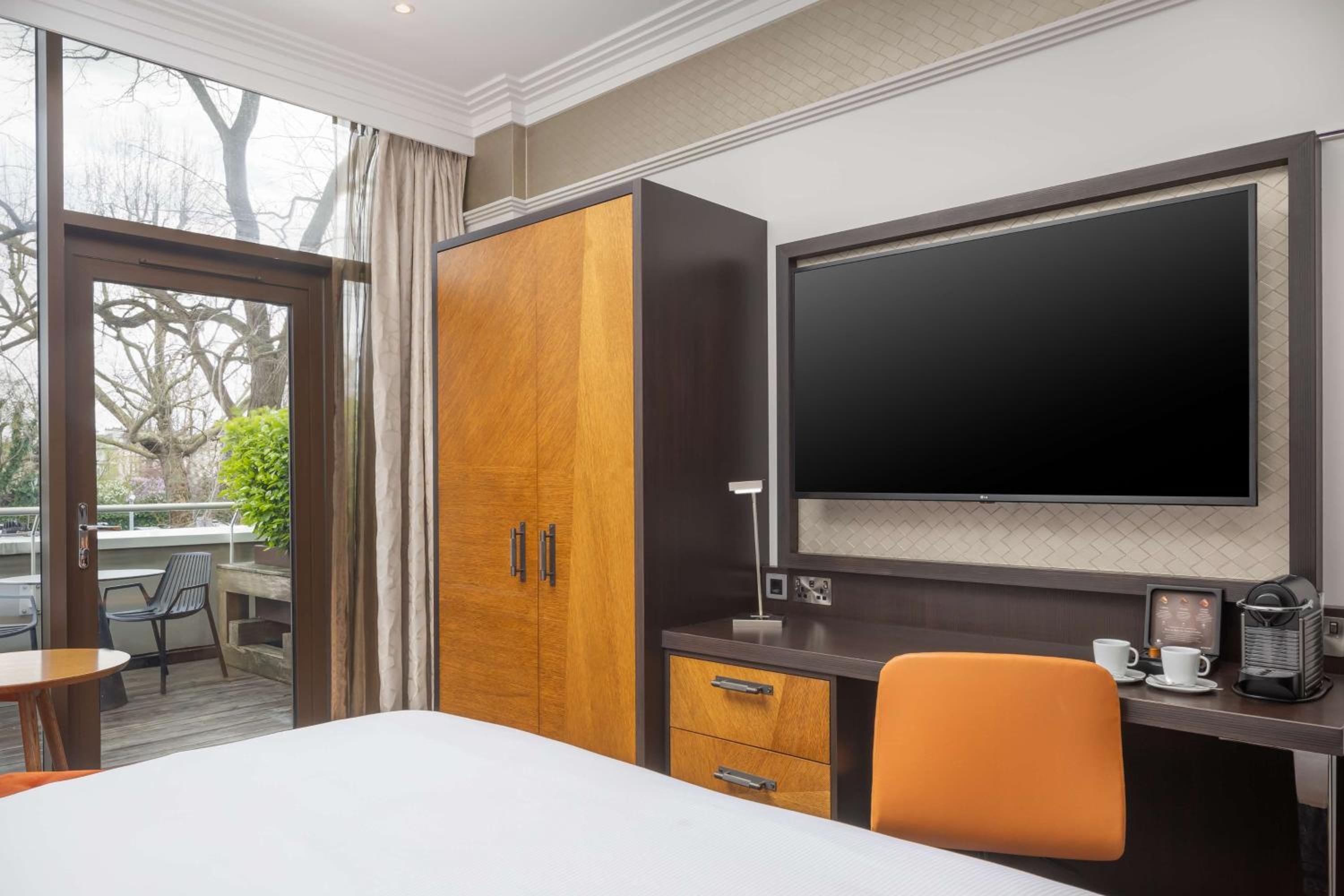 Deluxe King Room with Balcony photo 1