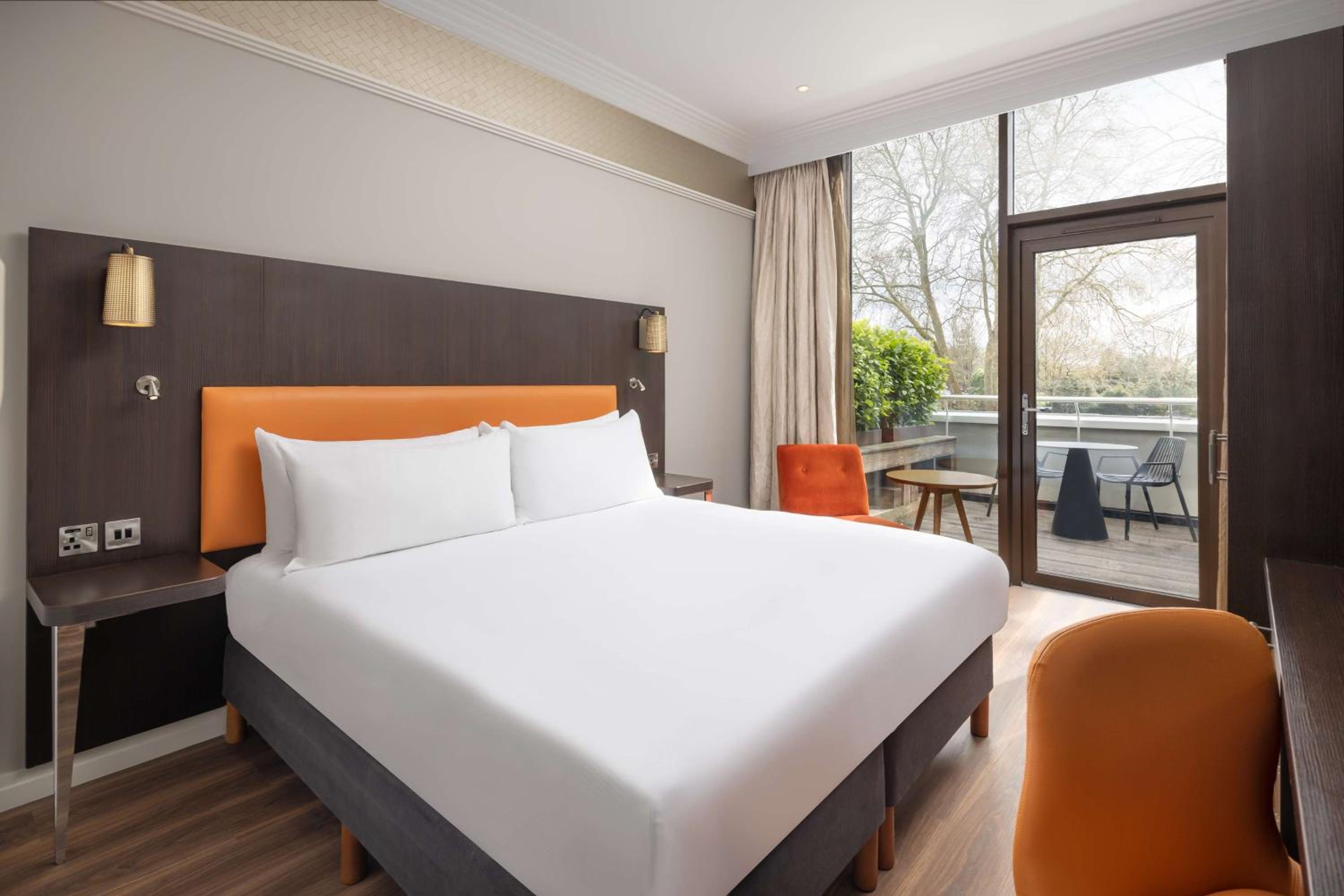 Deluxe King Room with Balcony photo 2