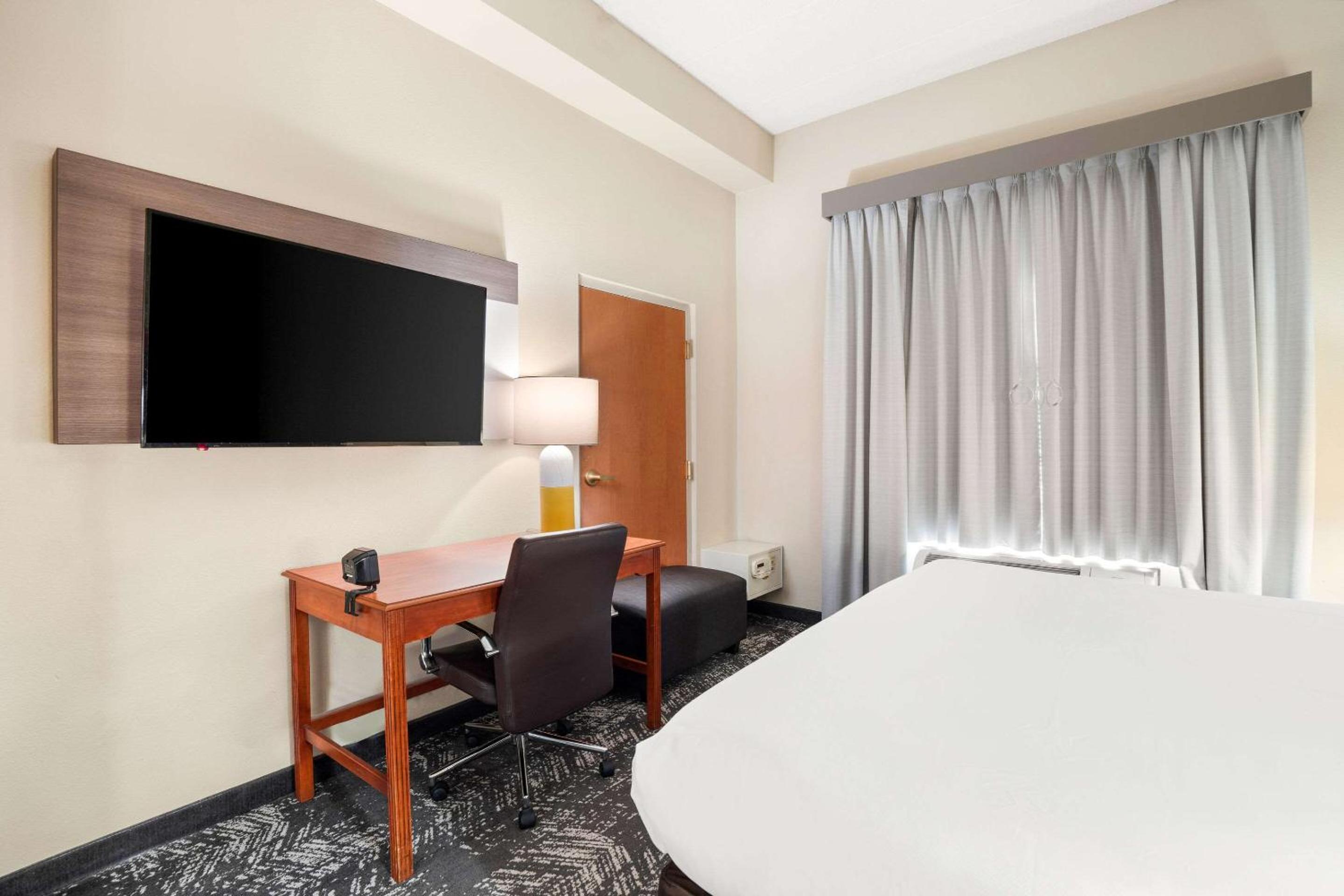 King Suite - Accessible/Non-Smoking - Photo 4