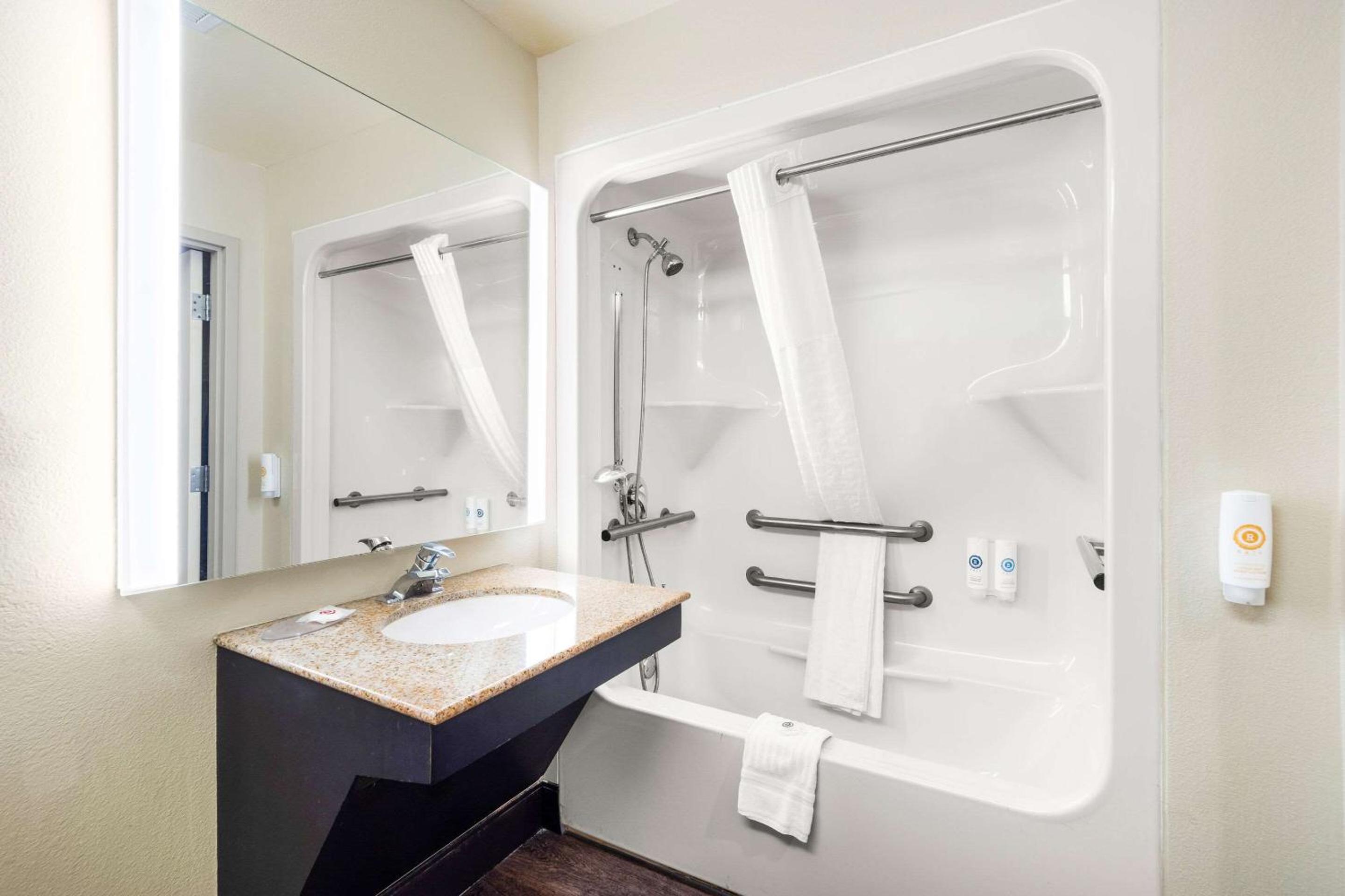 King Suite - Accessible/Non-Smoking - Photo 3