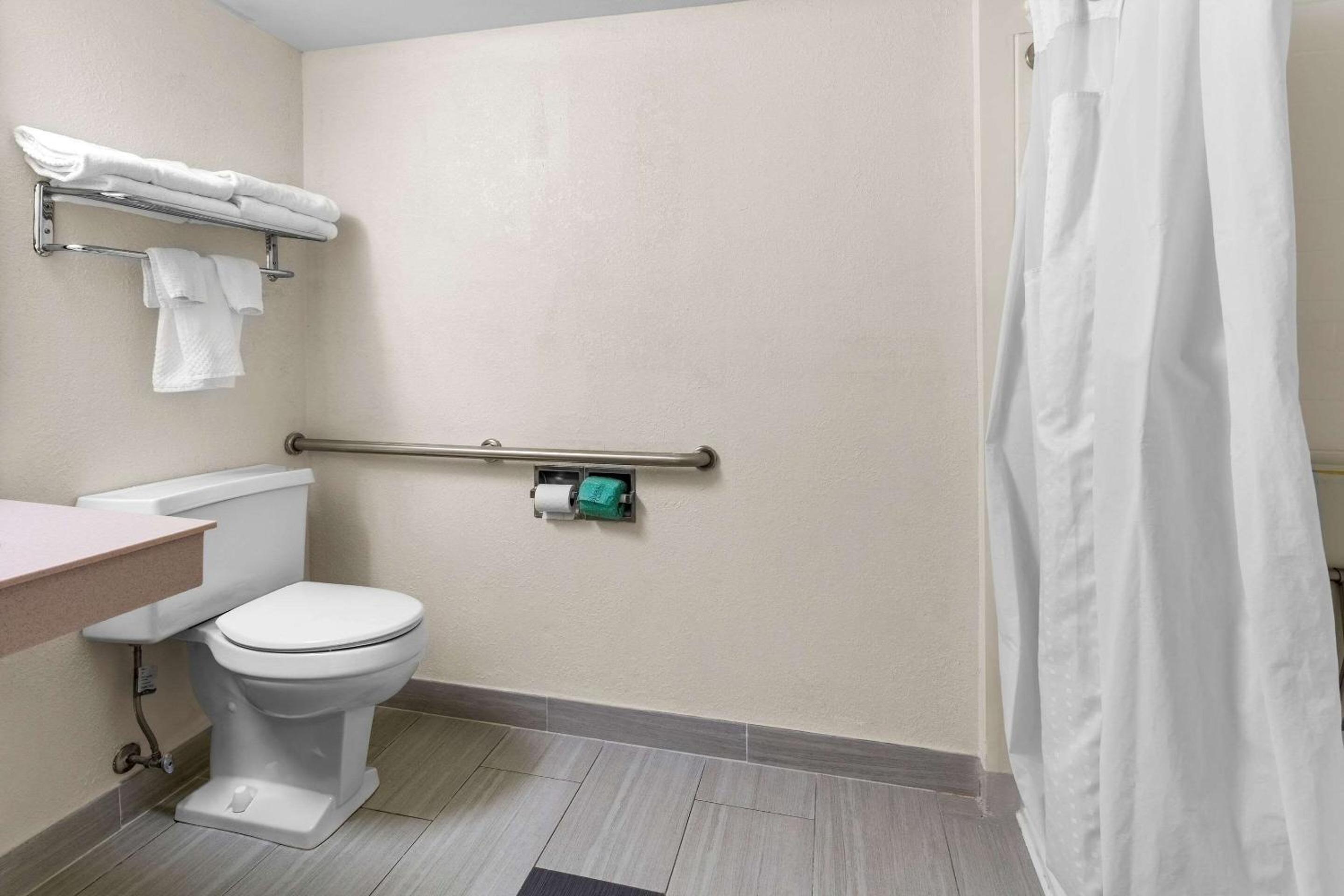 Queen Room with Two Queen Beds and Roll-In Shower - Accessible/Non-Smoking - Photo 4