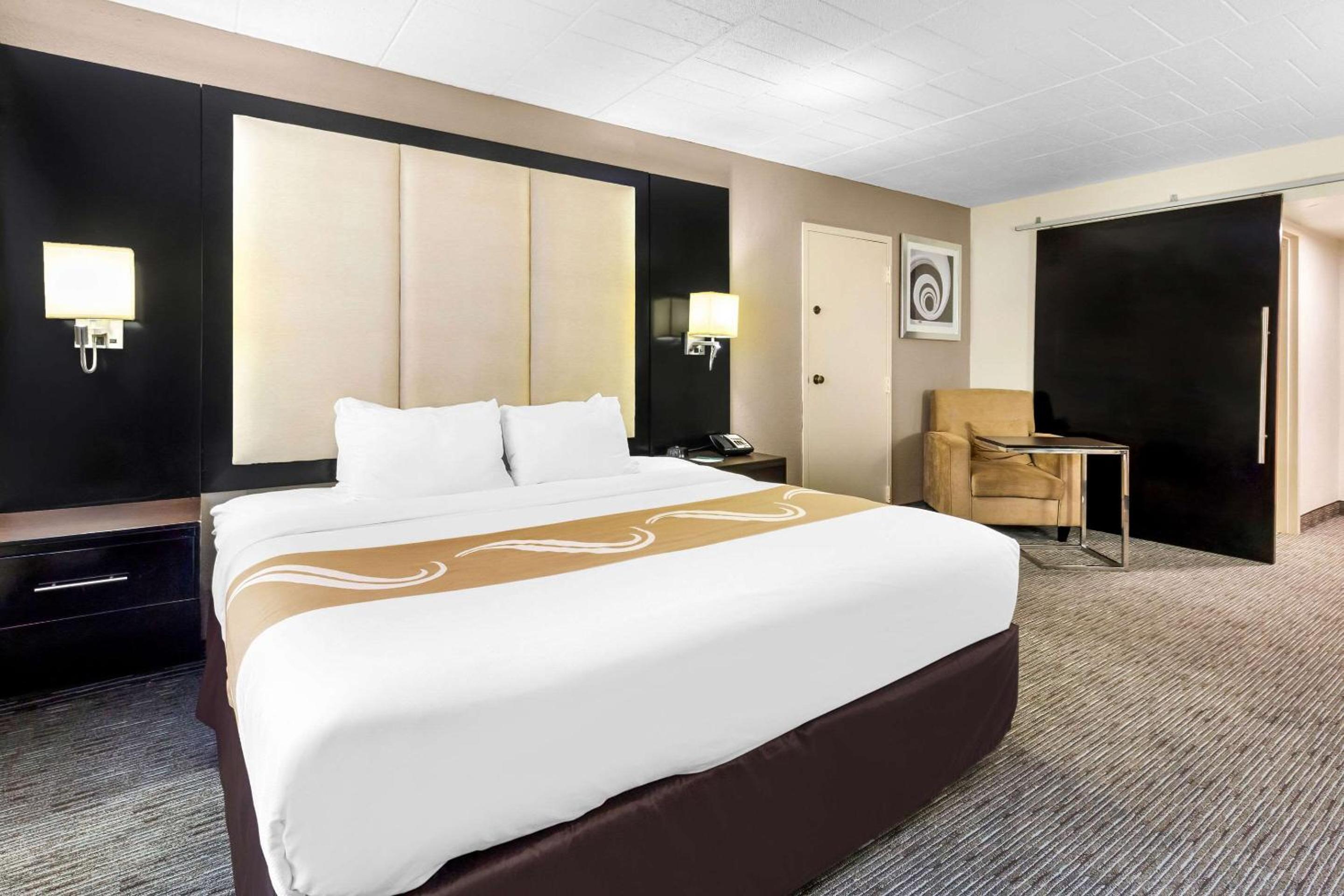 Standard King Room - Non-Smoking  - Photo 2