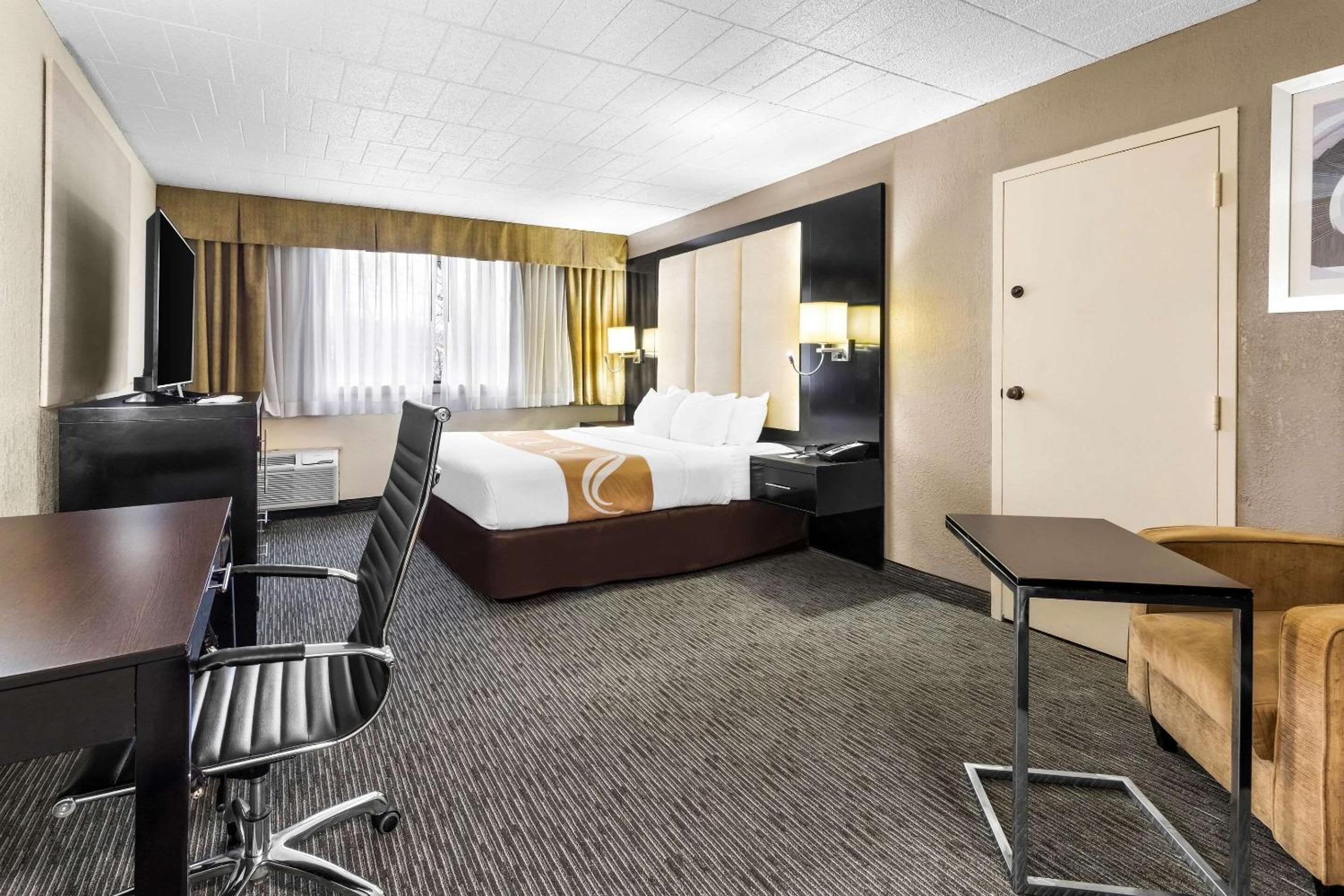 Standard King Room - Non-Smoking  - Photo 1